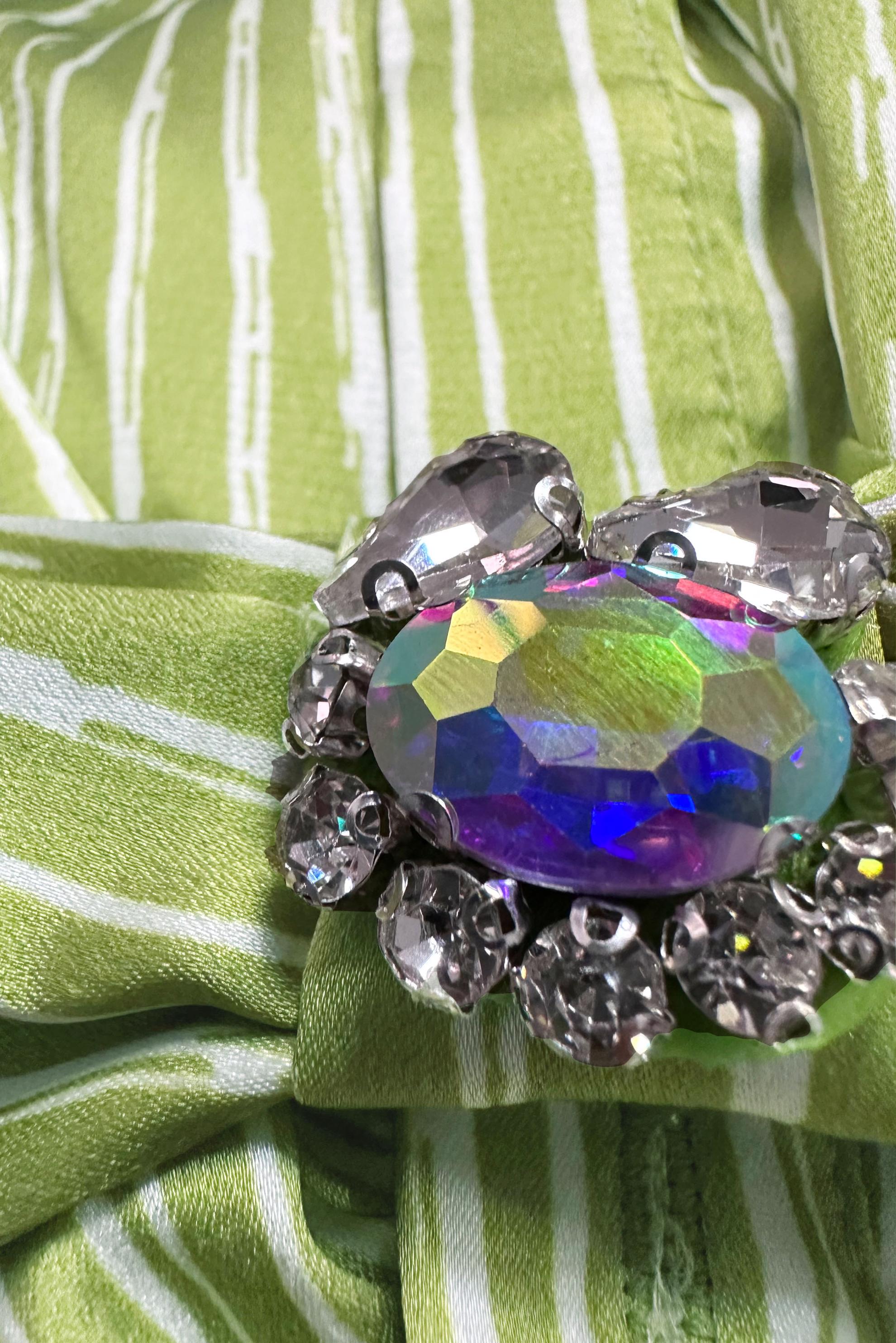 Tesettür giyim YEŞİL ÇİZGİLİ YAKASI FİYONK DETAYLI SATEN TUNİK 43738