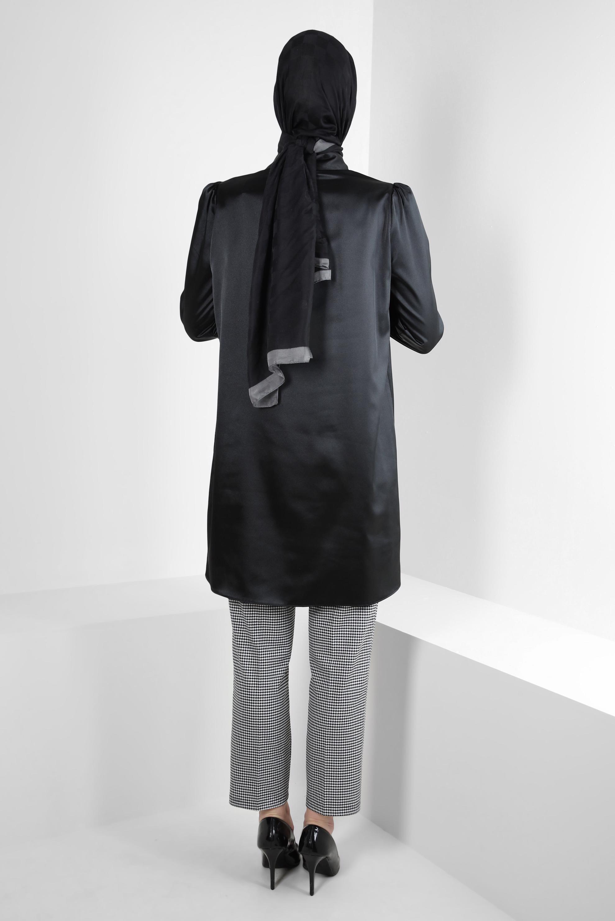 Tesettür giyim SİYAH YAKASI TAŞ DETAYLI SATEN TUNİK 43739