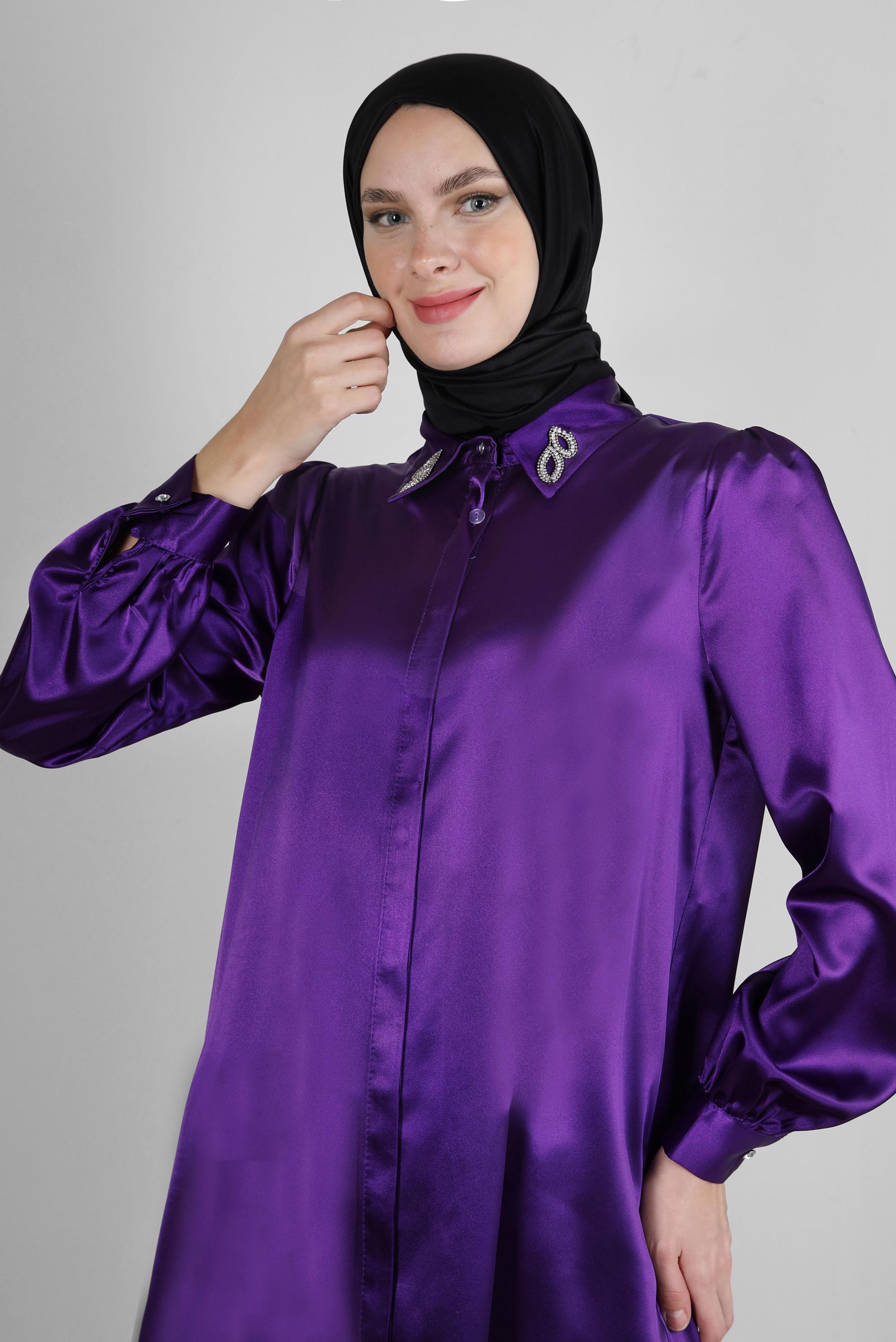 Tesettür giyim MOR YAKASI TAŞ DETAYLI SATEN TUNİK 43739