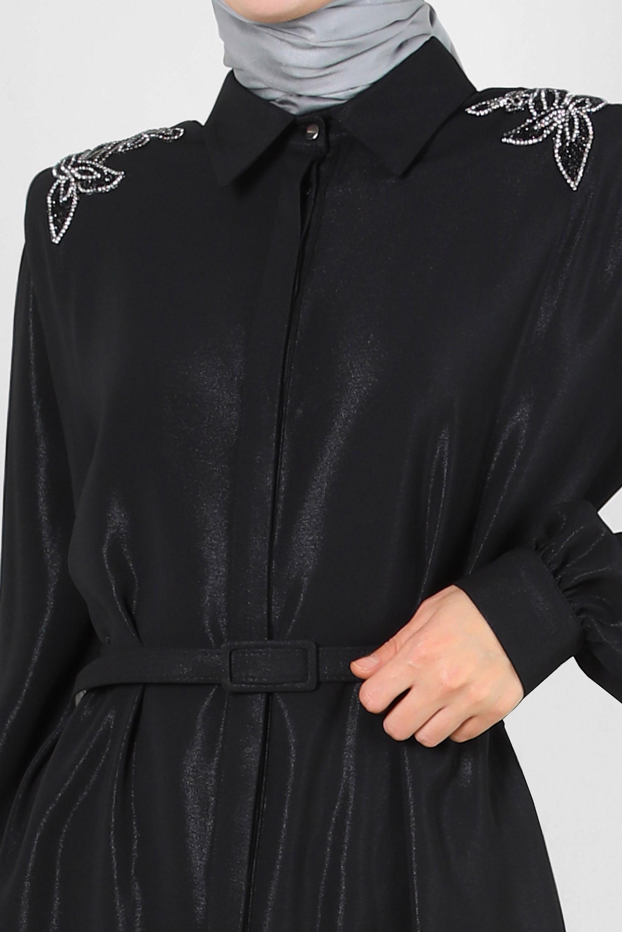 Tesettür giyim SİYAH OMUZLARI TAŞ DETAYLI KEMERLİ TUNİK 43774