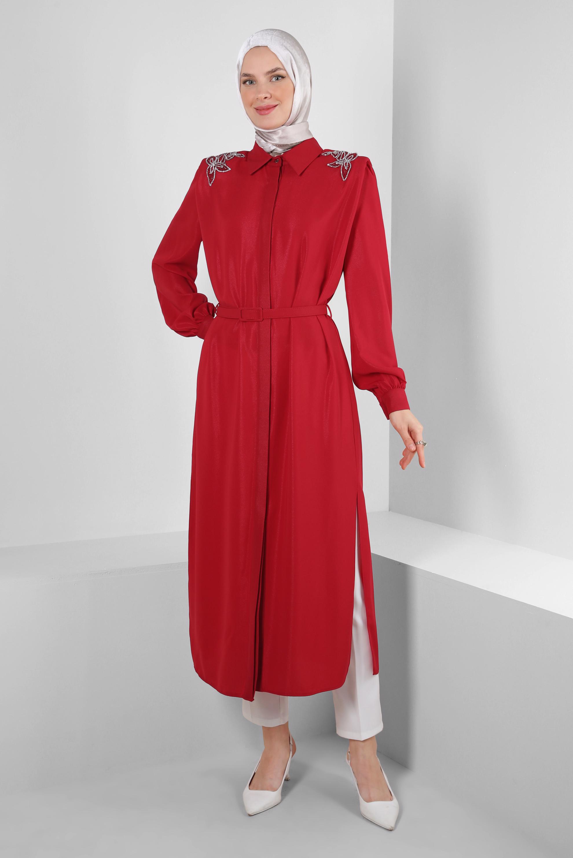 Tesettür giyim KIRMIZI OMUZLARI TAŞ DETAYLI KEMERLİ TUNİK 43774