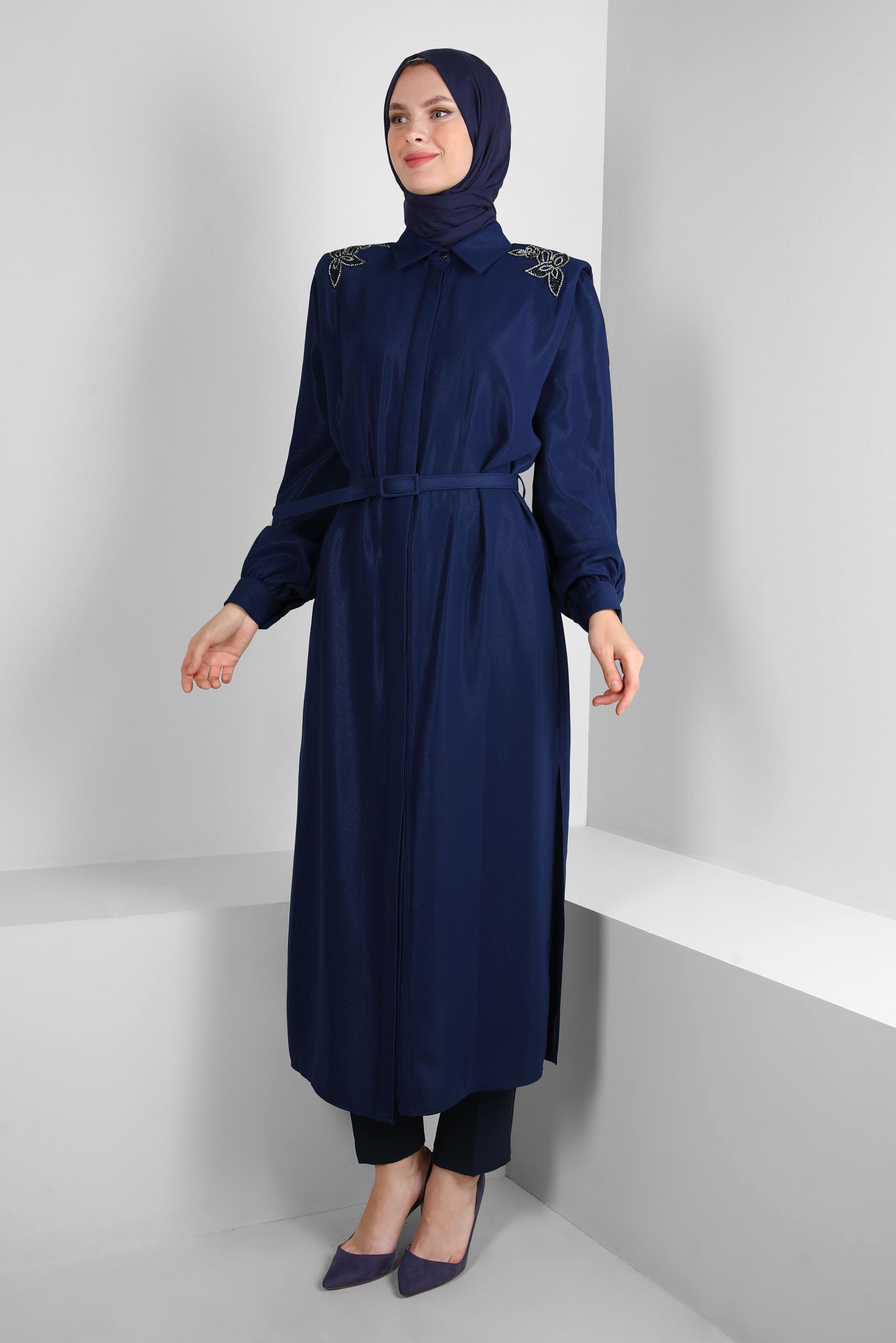 Tesettür giyim LACİVERT OMUZLARI TAŞ DETAYLI KEMERLİ TUNİK 43774