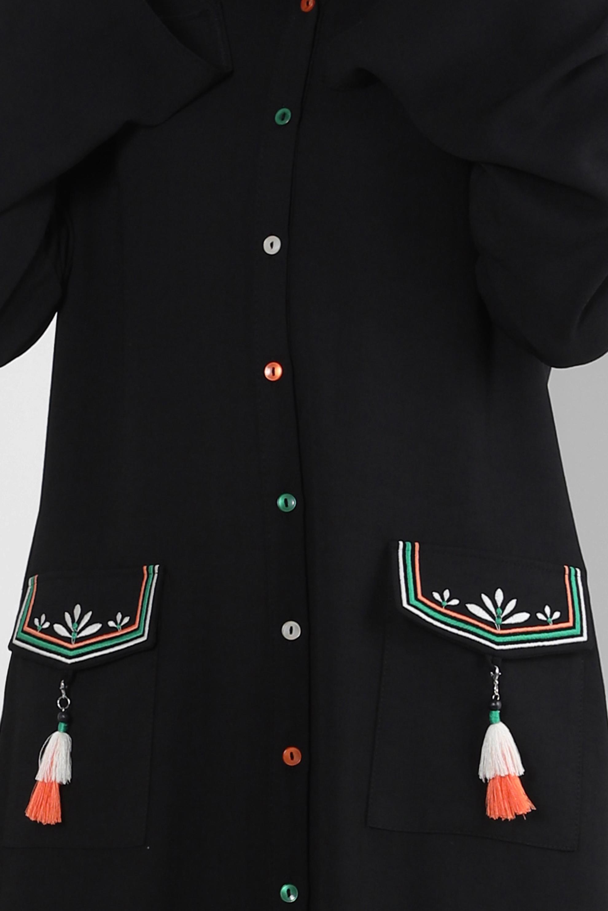 Tesettür giyim SİYAH KAPÜŞONLU PÜSKÜL DETAYLI DÜĞMELİ TUNİK 43791