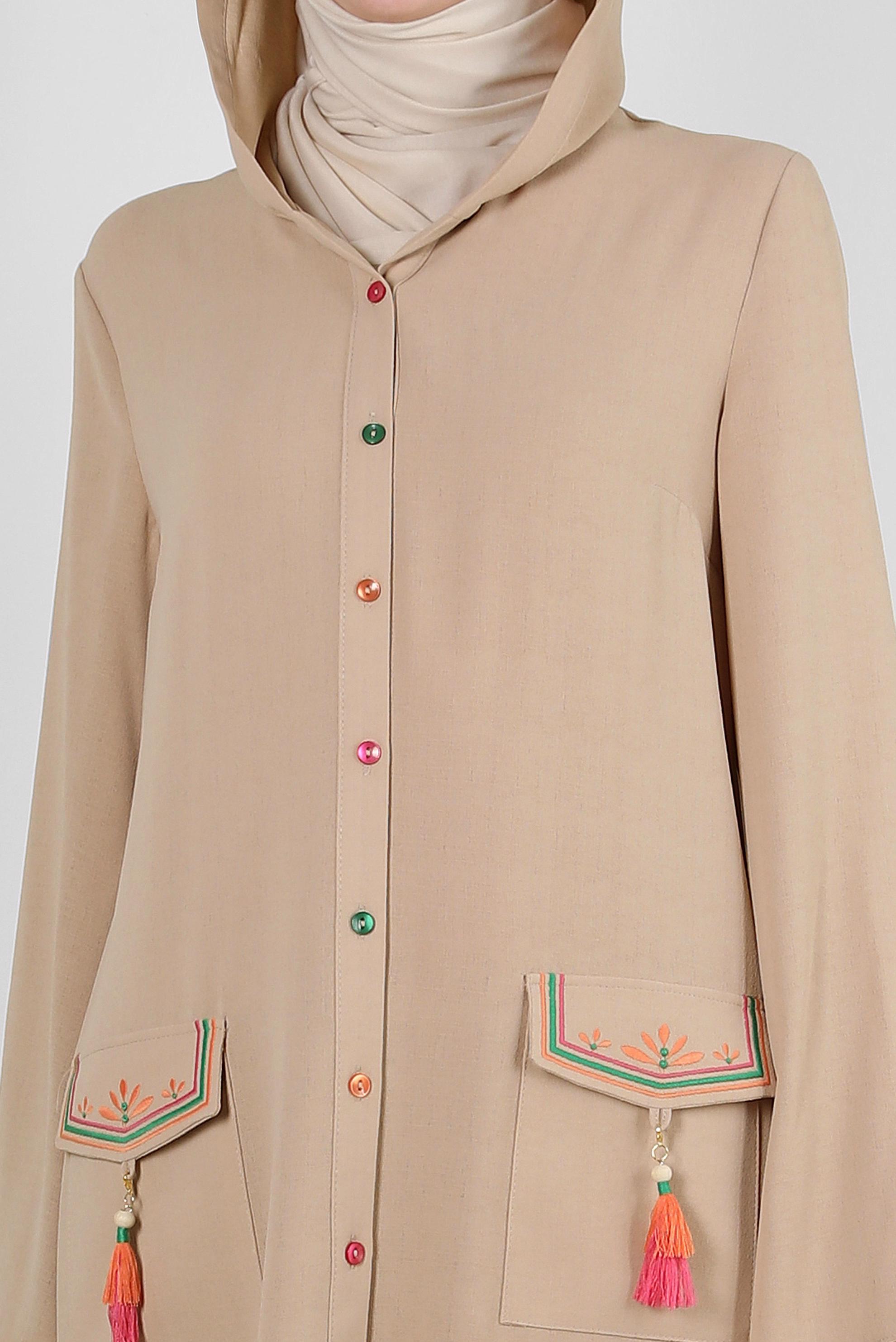 Tesettür giyim BEJ KAPÜŞONLU PÜSKÜL DETAYLI DÜĞMELİ TUNİK 43791