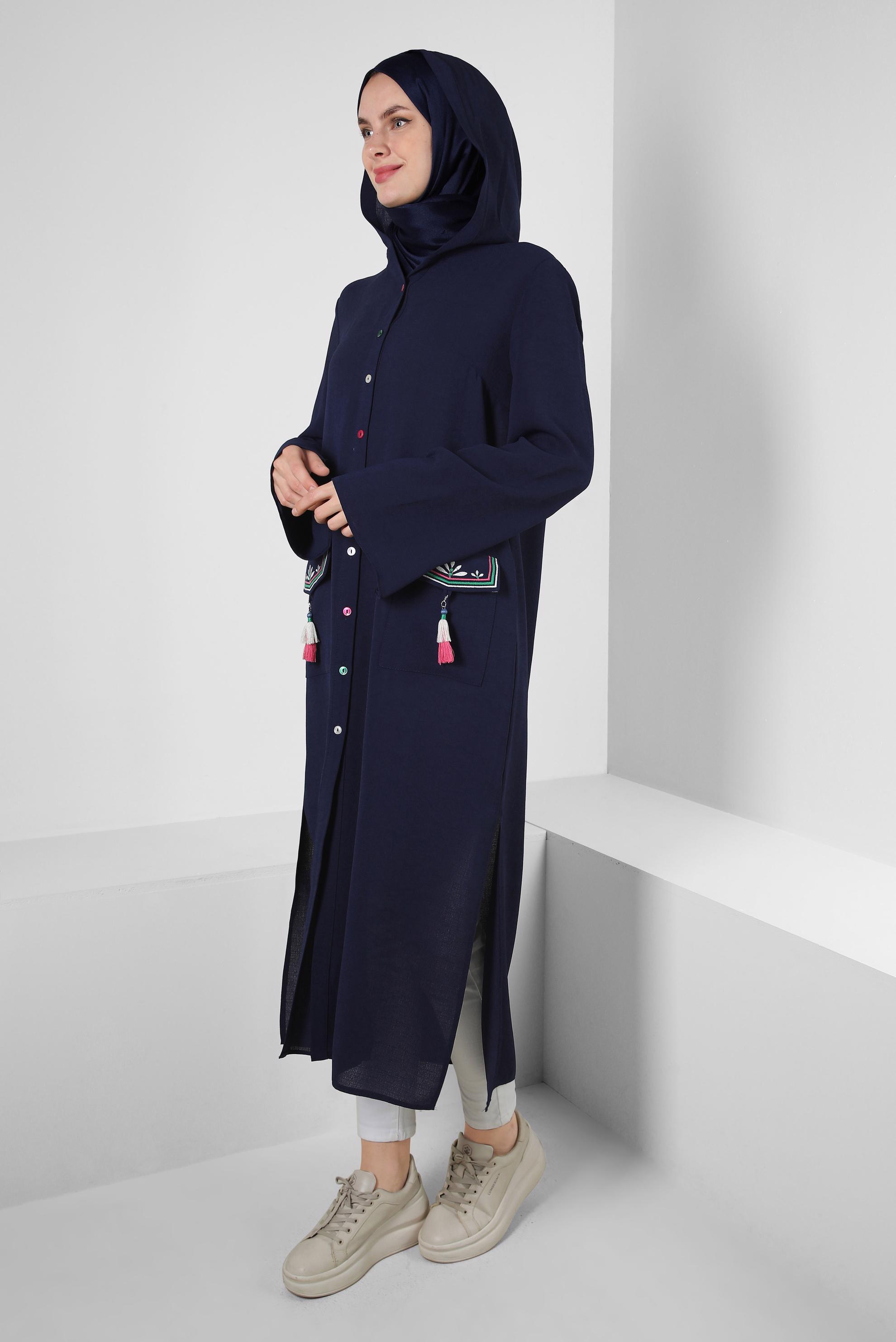 Tesettür giyim LACİVERT KAPÜŞONLU PÜSKÜL DETAYLI DÜĞMELİ TUNİK 43791
