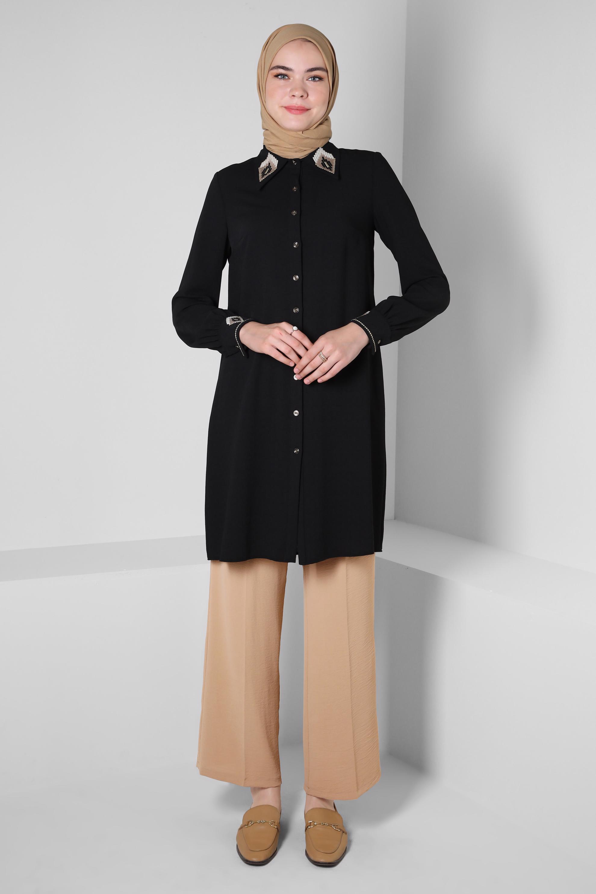 Tesettür giyim SİYAH NAKIŞ DETAYLI DÜĞMELİ TUNİK 43792