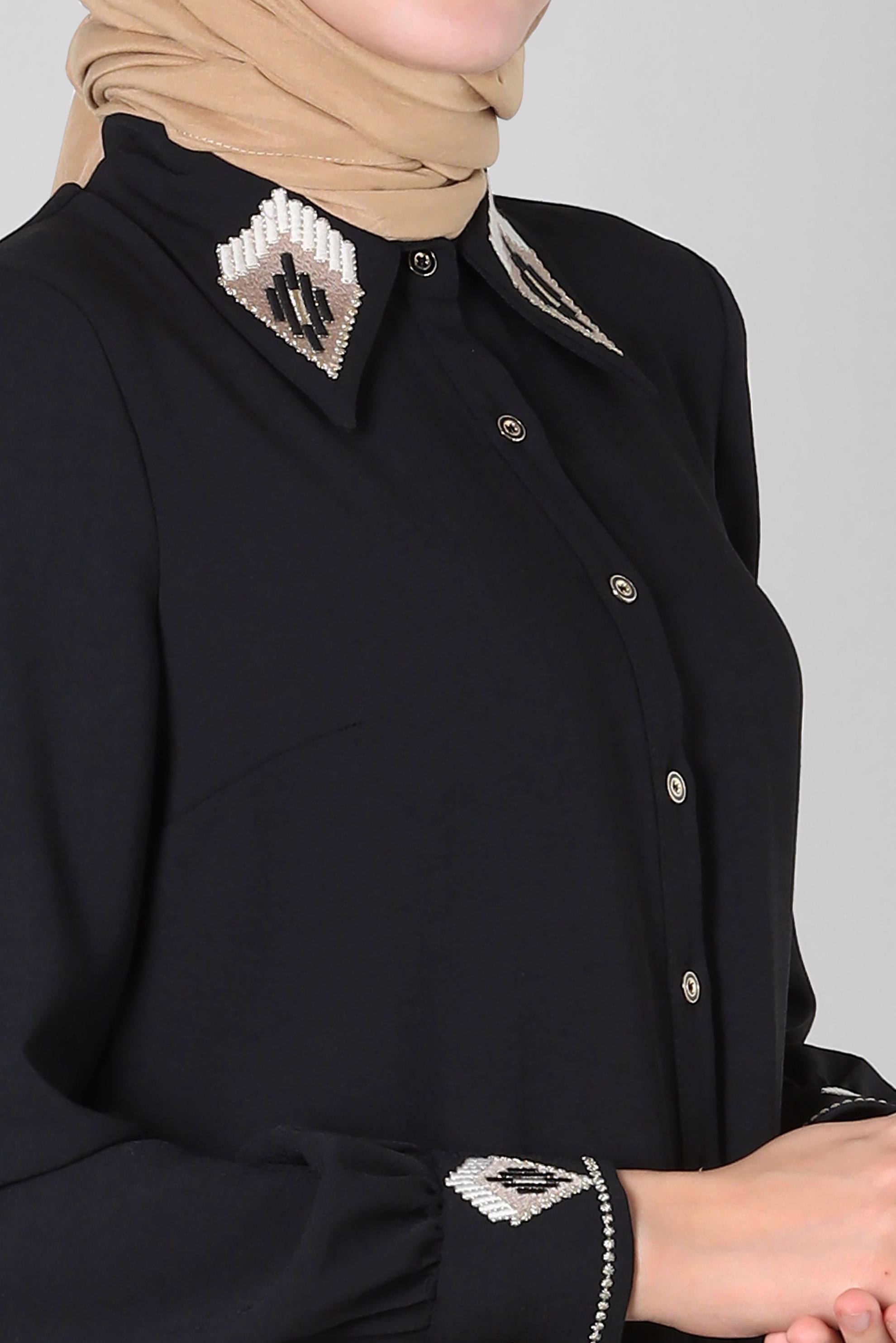 Tesettür giyim SİYAH NAKIŞ DETAYLI DÜĞMELİ TUNİK 43792