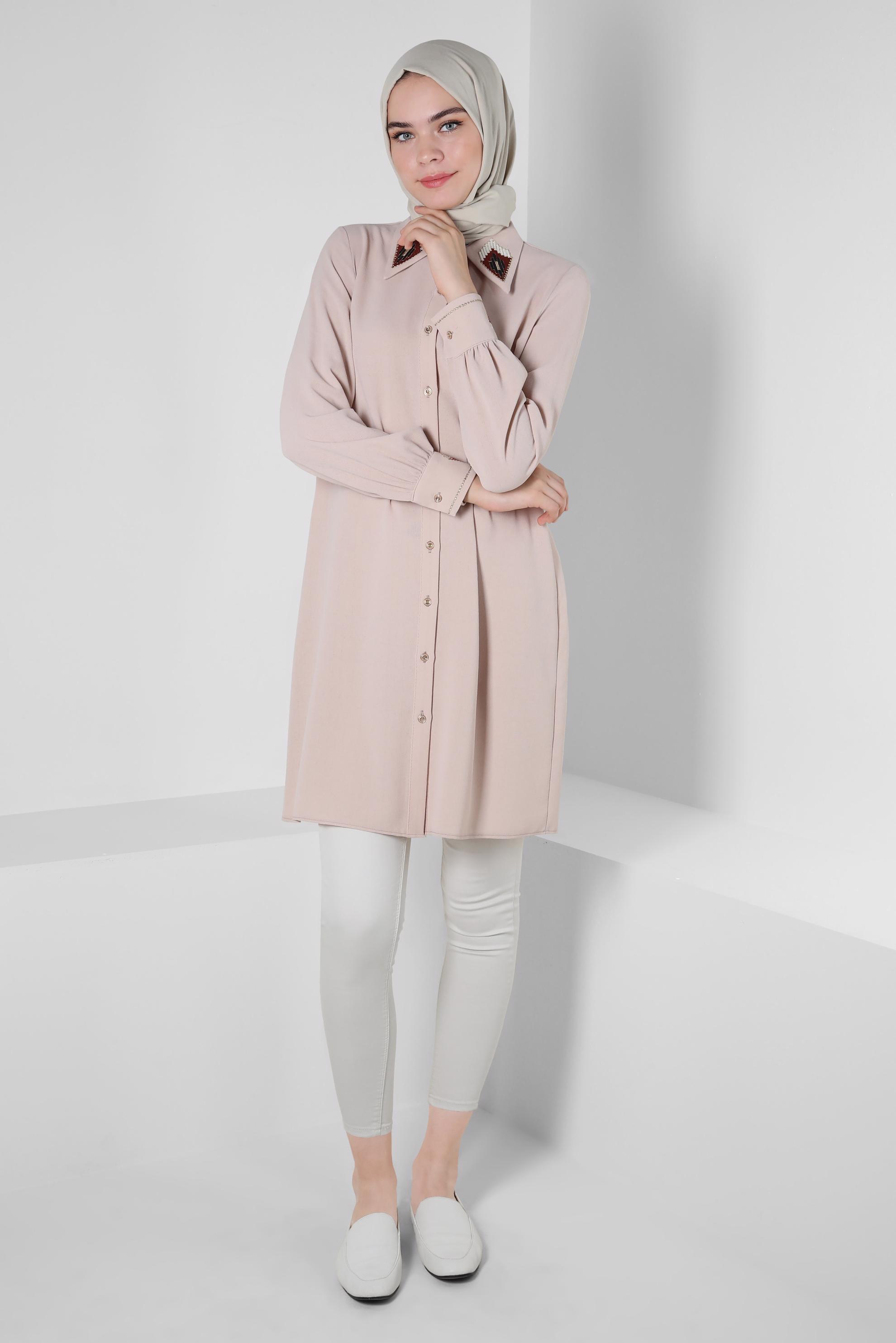 Tesettür giyim BEJ NAKIŞ DETAYLI DÜĞMELİ TUNİK 43792