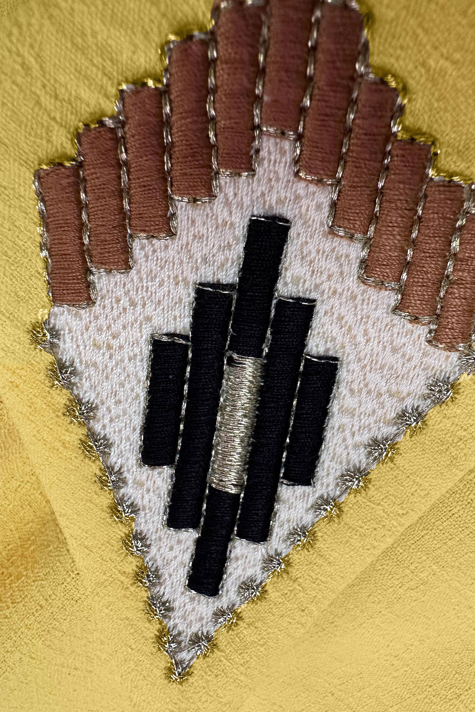 Tesettür giyim SARI NAKIŞ DETAYLI DÜĞMELİ TUNİK 43792