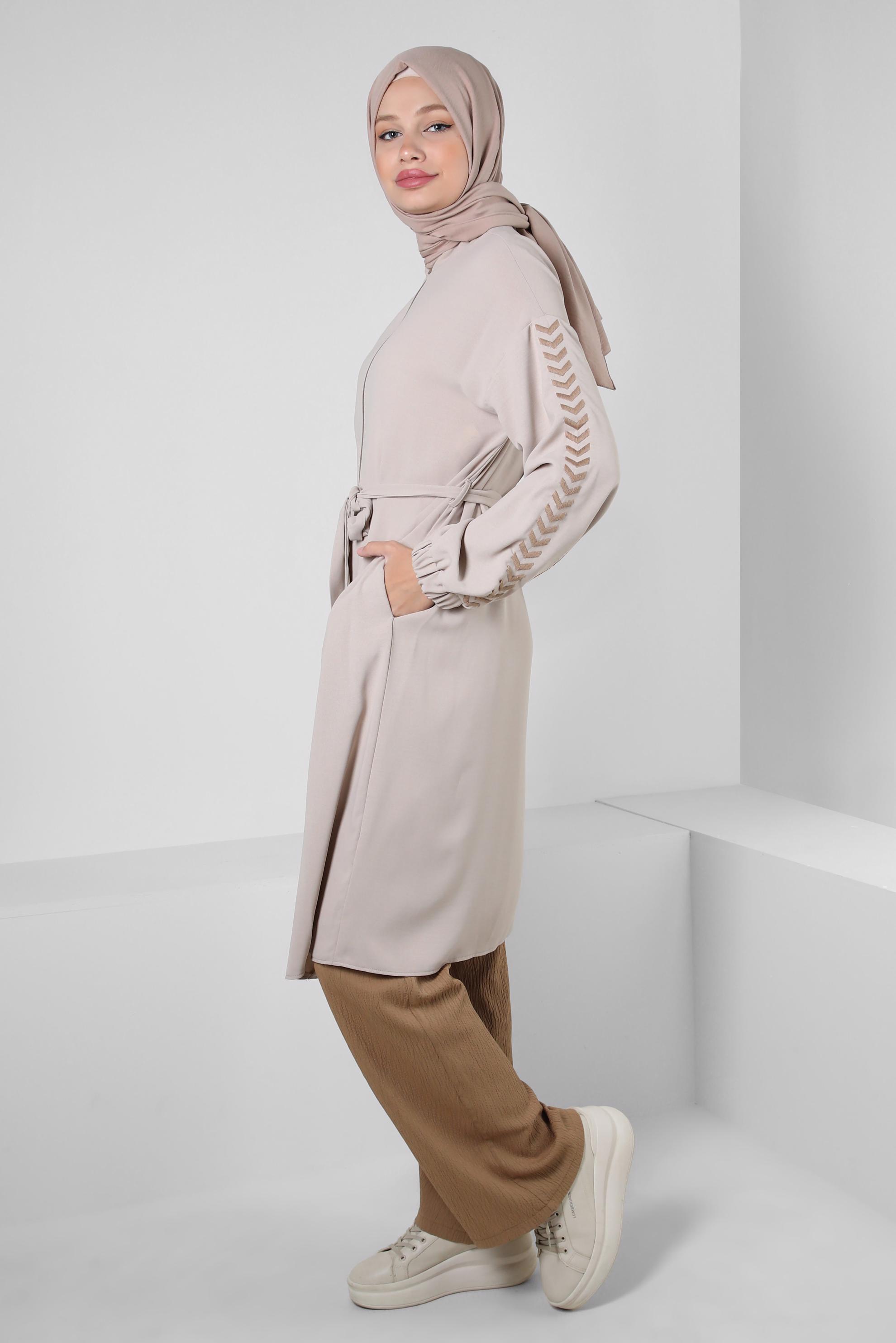 Tesettür giyim BEJ KOLU DESENLİ FERMUARLI KUŞAKLI TUNİK 43795