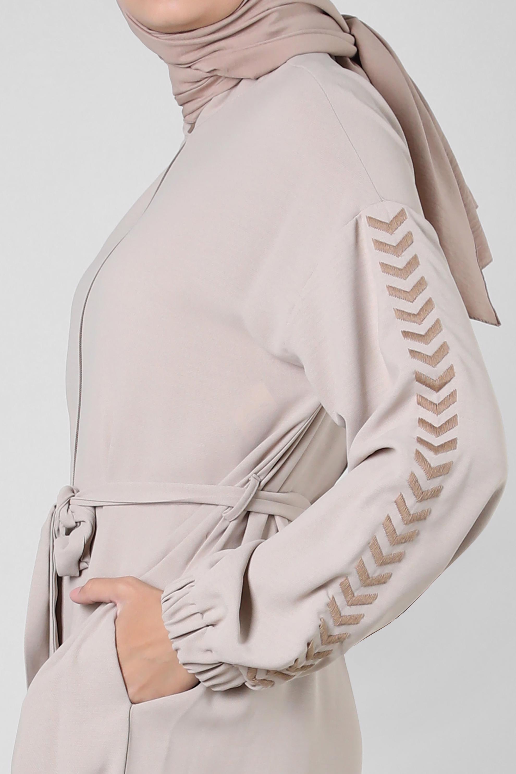 Tesettür giyim BEJ KOLU DESENLİ FERMUARLI KUŞAKLI TUNİK 43795