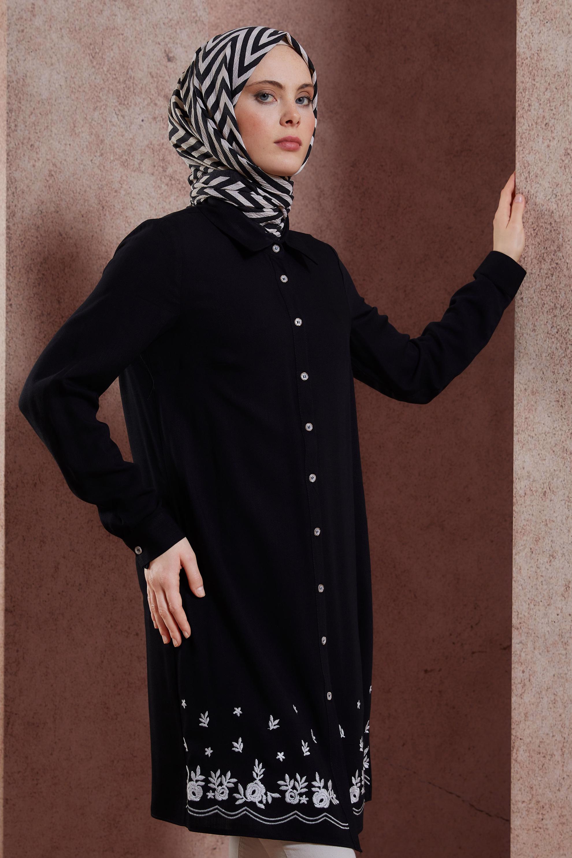 Tesettür giyim SİYAH NAKIŞ DETAYLI DÜĞMELİ TUNİK 43807