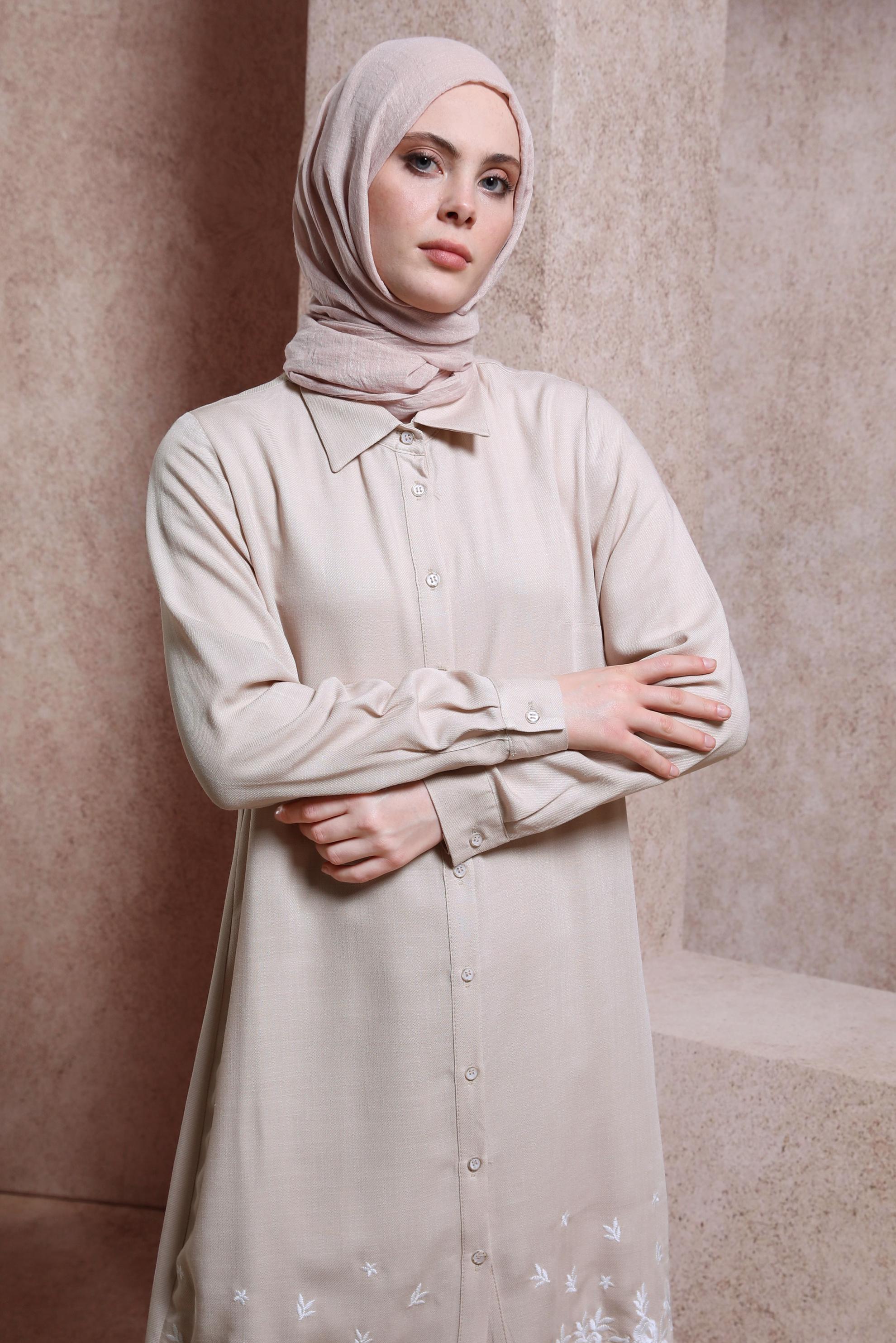 Tesettür giyim BEJ NAKIŞ DETAYLI DÜĞMELİ TUNİK 43807