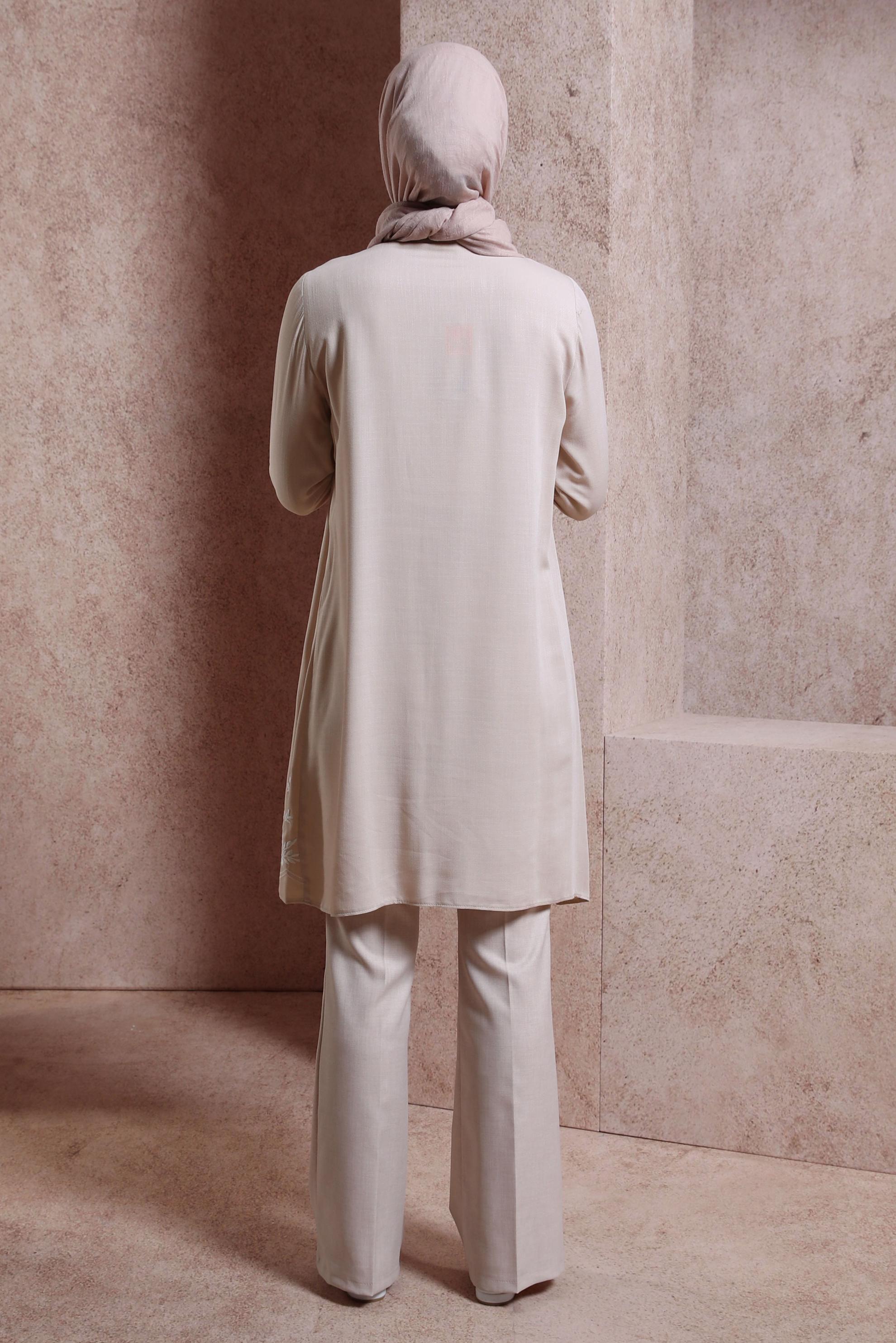 Tesettür giyim BEJ NAKIŞ DETAYLI DÜĞMELİ TUNİK 43807