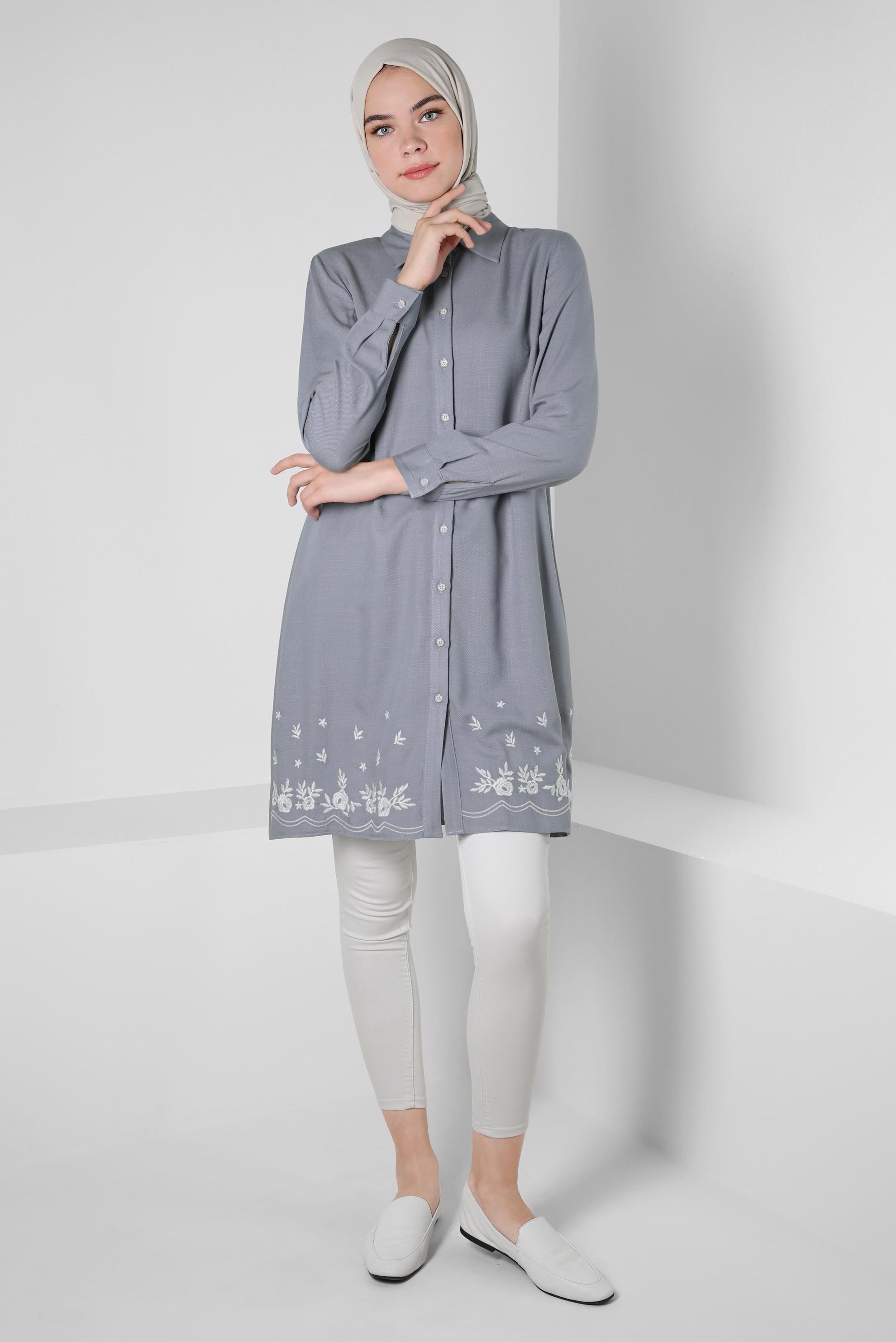 Tesettür giyim GRİ NAKIŞ DETAYLI DÜĞMELİ TUNİK 43807
