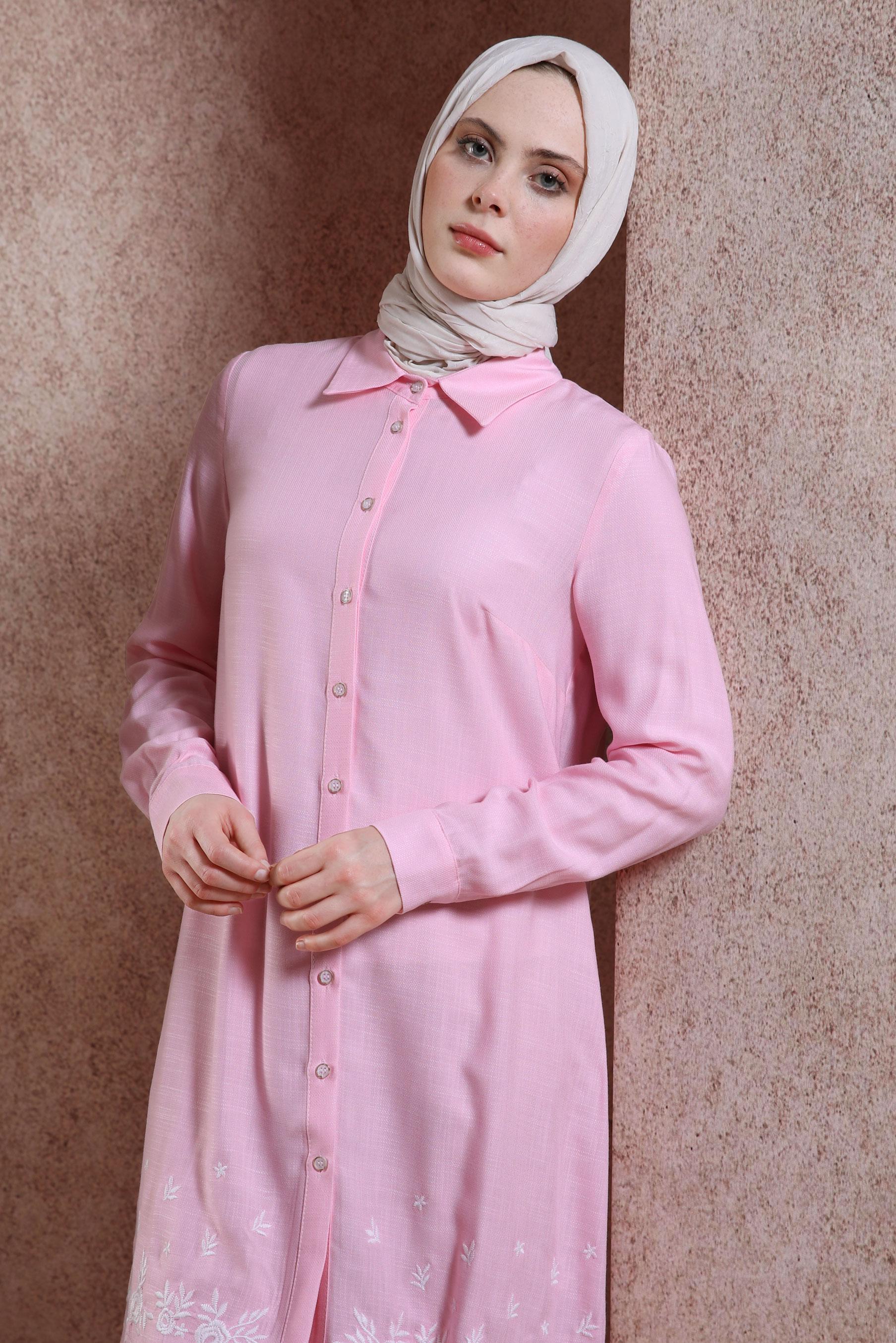 Tesettür giyim PEMBE NAKIŞ DETAYLI DÜĞMELİ TUNİK 43807