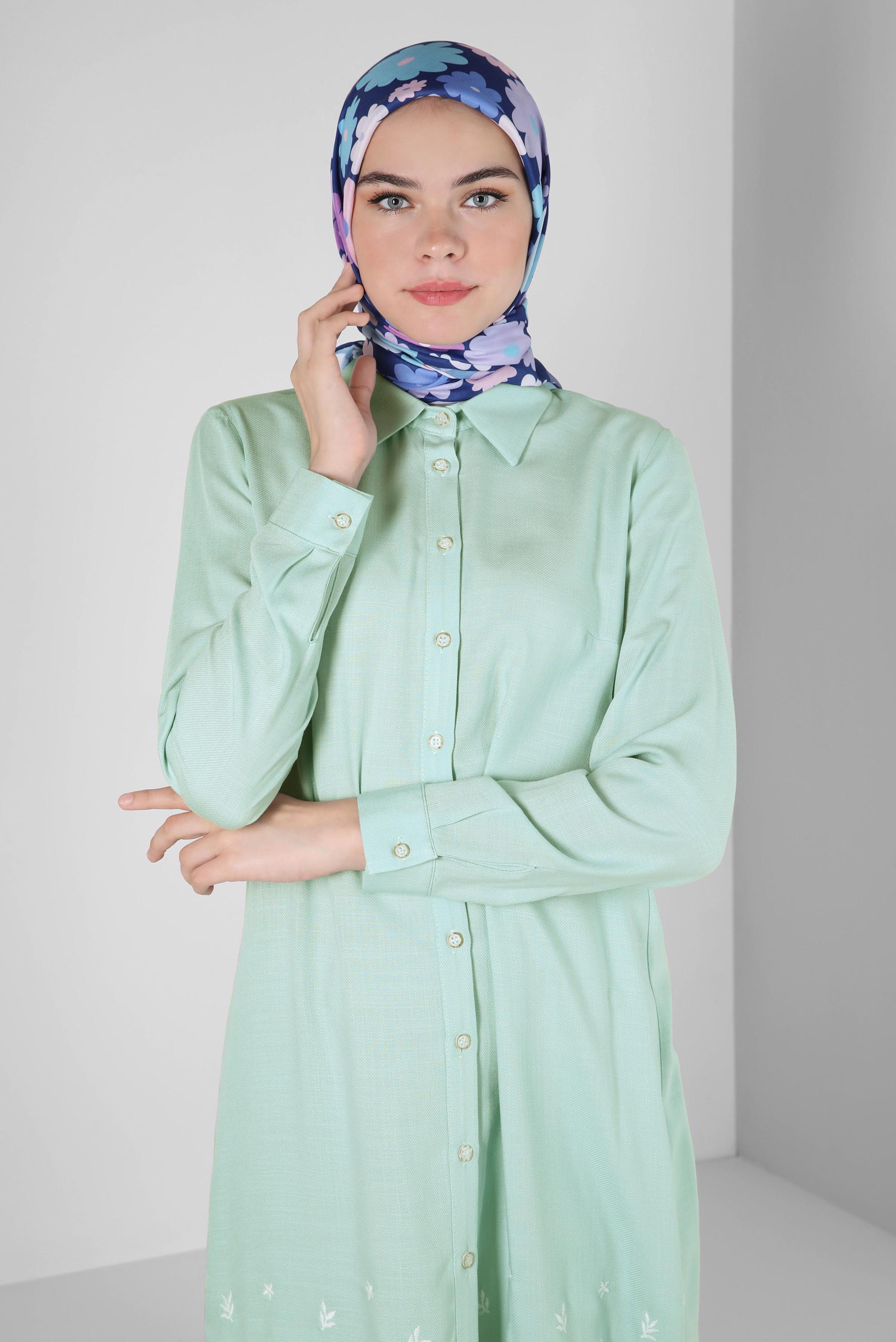 Tesettür giyim YEŞİL NAKIŞ DETAYLI DÜĞMELİ TUNİK 43807