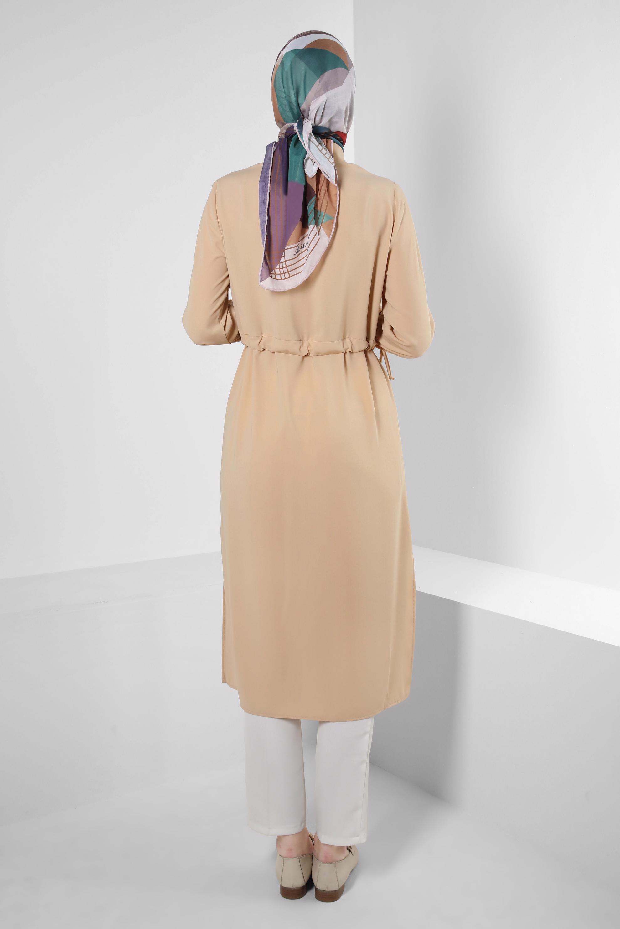 Tesettür giyim BEJ MANŞETLERİ BÜZGÜLÜ DÜĞMELİ TUNİK 43831