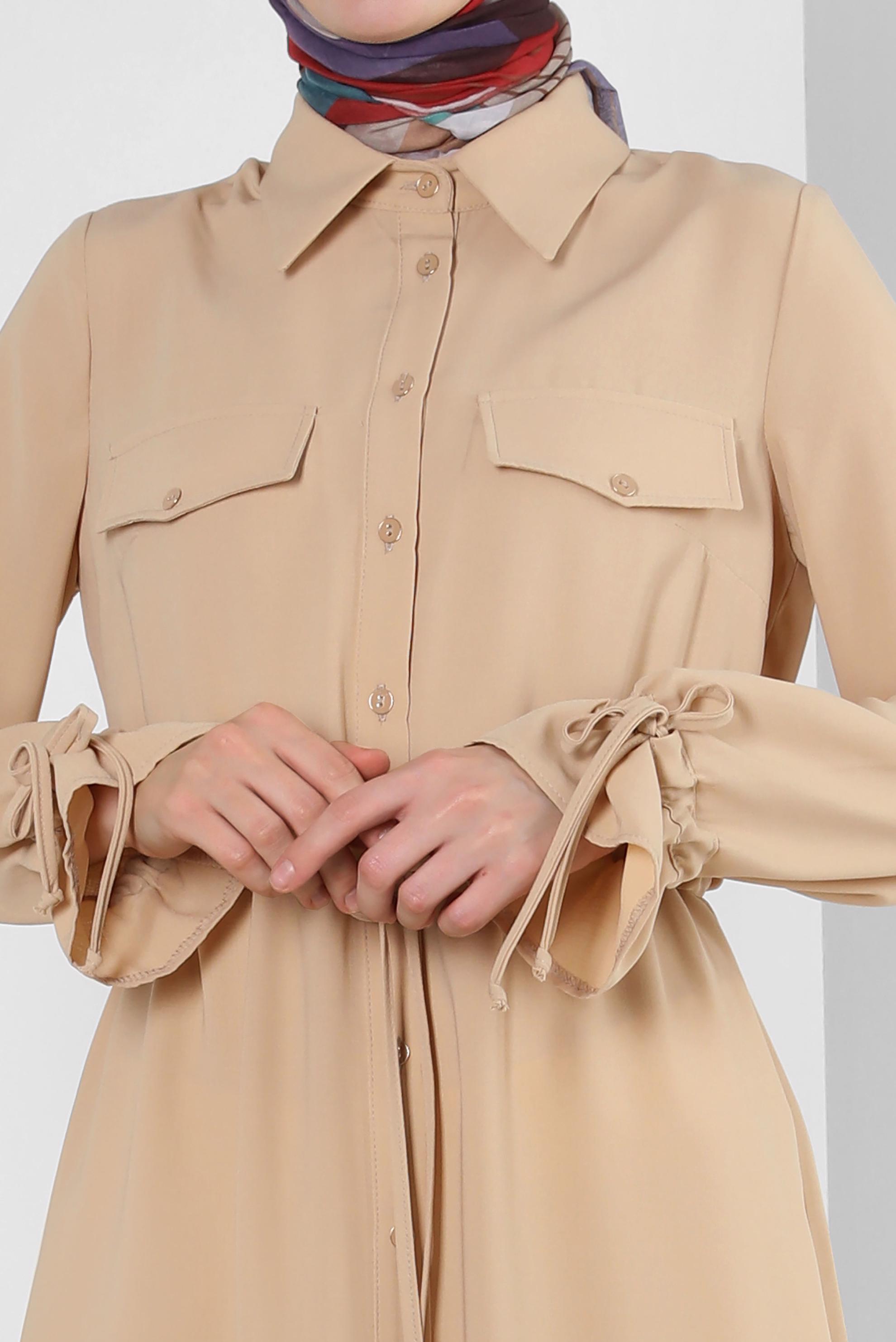 Tesettür giyim BEJ MANŞETLERİ BÜZGÜLÜ DÜĞMELİ TUNİK 43831