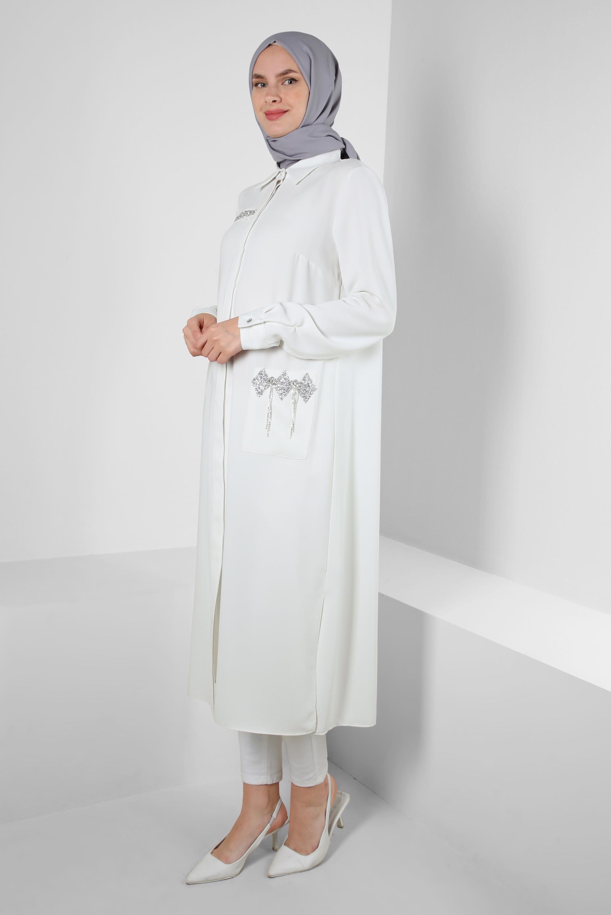 Tesettür giyim BEYAZ GİZLİ PATLI TAŞ BASKILI CEPLİ TUNİK 43836