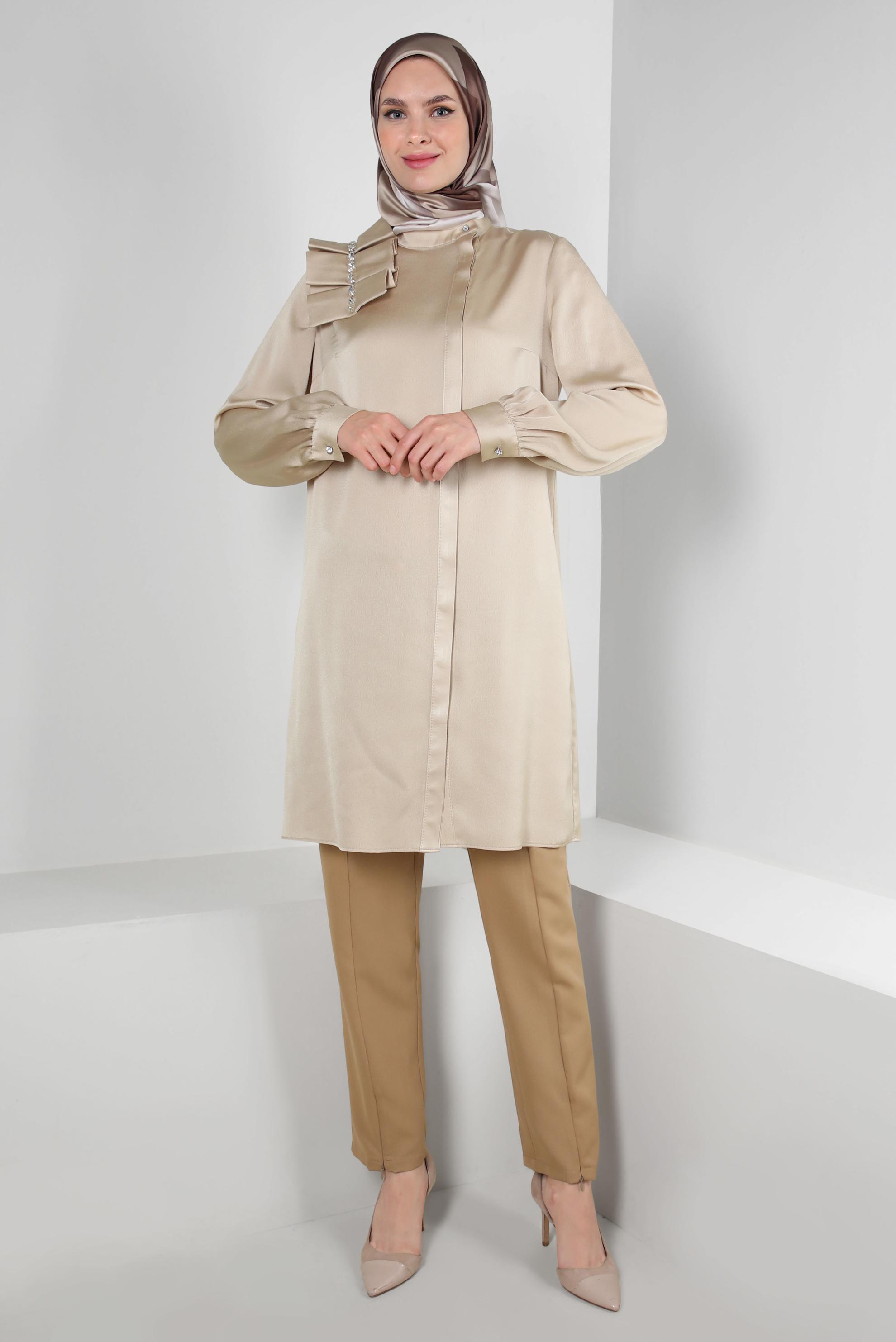 Tesettür giyim BEJ FIRFIR DETAYLI TAŞLI SATEN TUNİK 43838