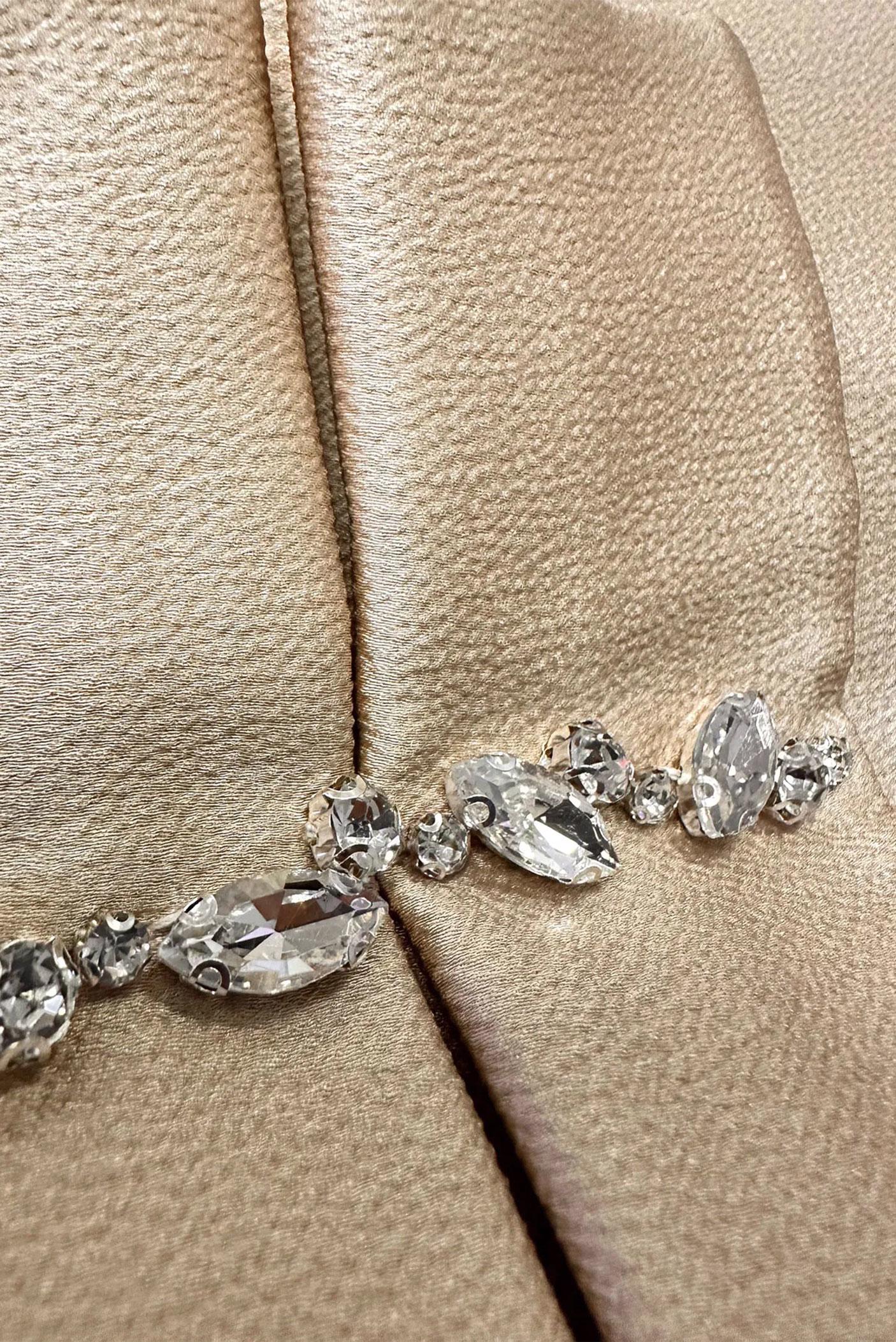 Tesettür giyim BEJ FIRFIR DETAYLI TAŞLI SATEN TUNİK 43838