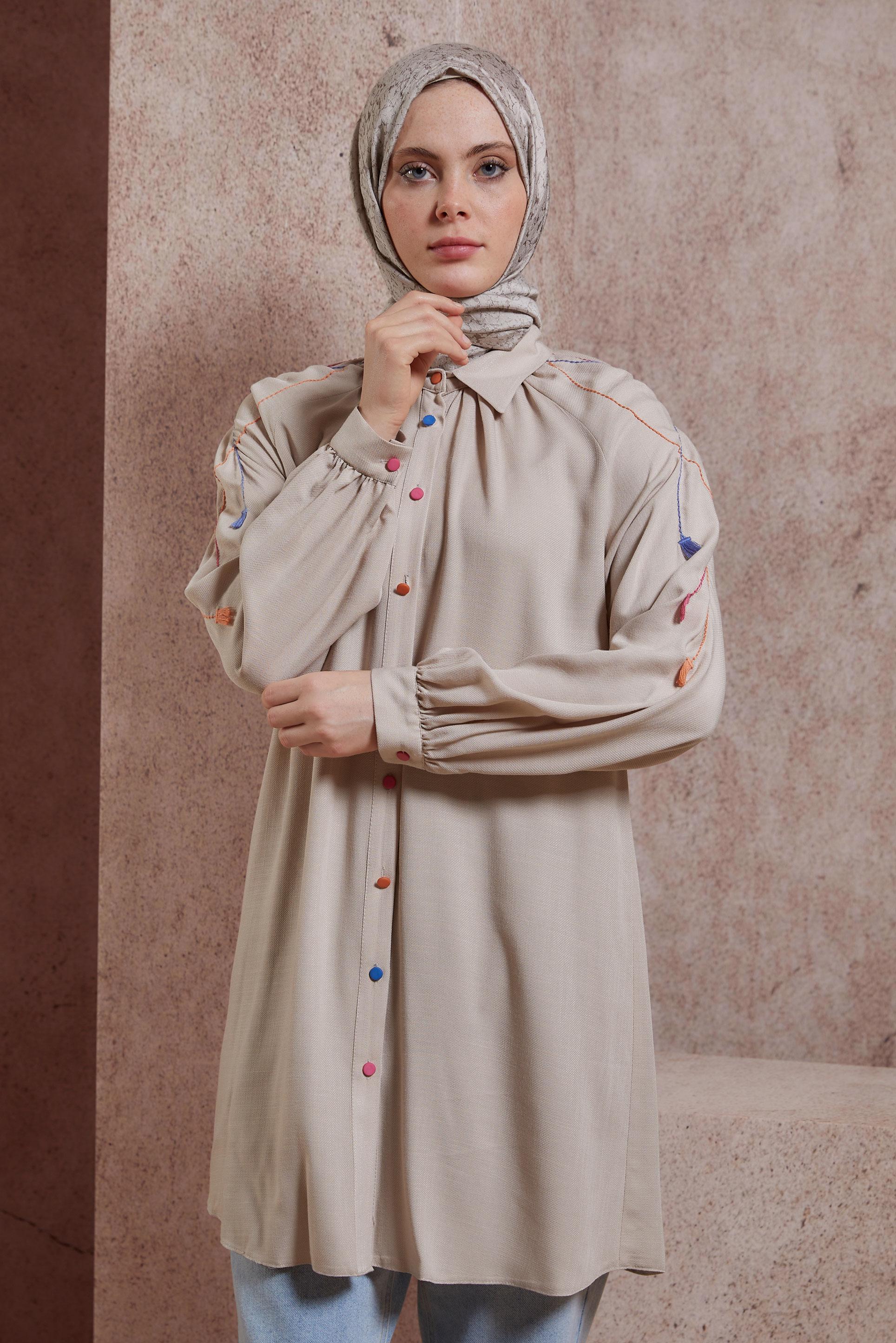 Tesettür giyim BEJ PÜSKÜL DETAYLI DÜĞMELİ TUNİK 43913