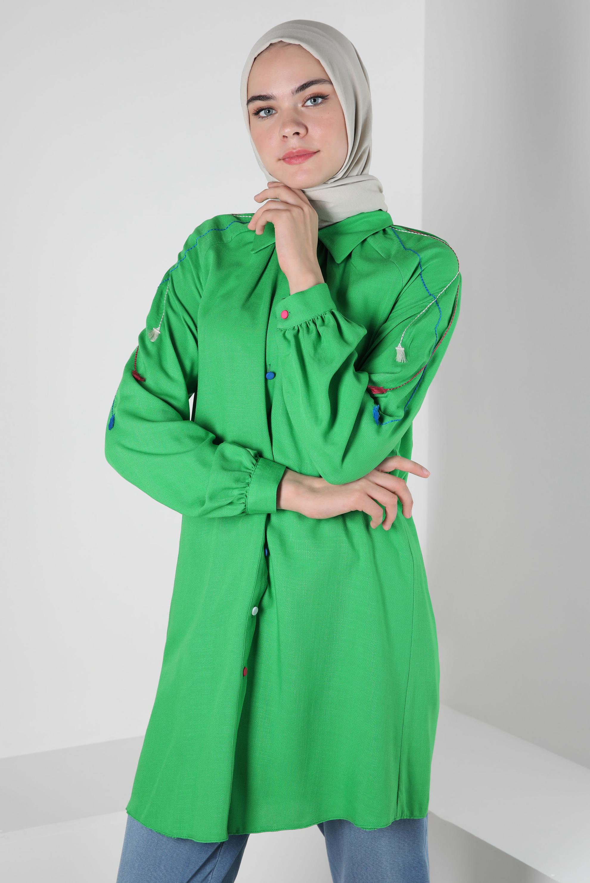 Tesettür giyim YEŞİL PÜSKÜL DETAYLI DÜĞMELİ TUNİK 43913