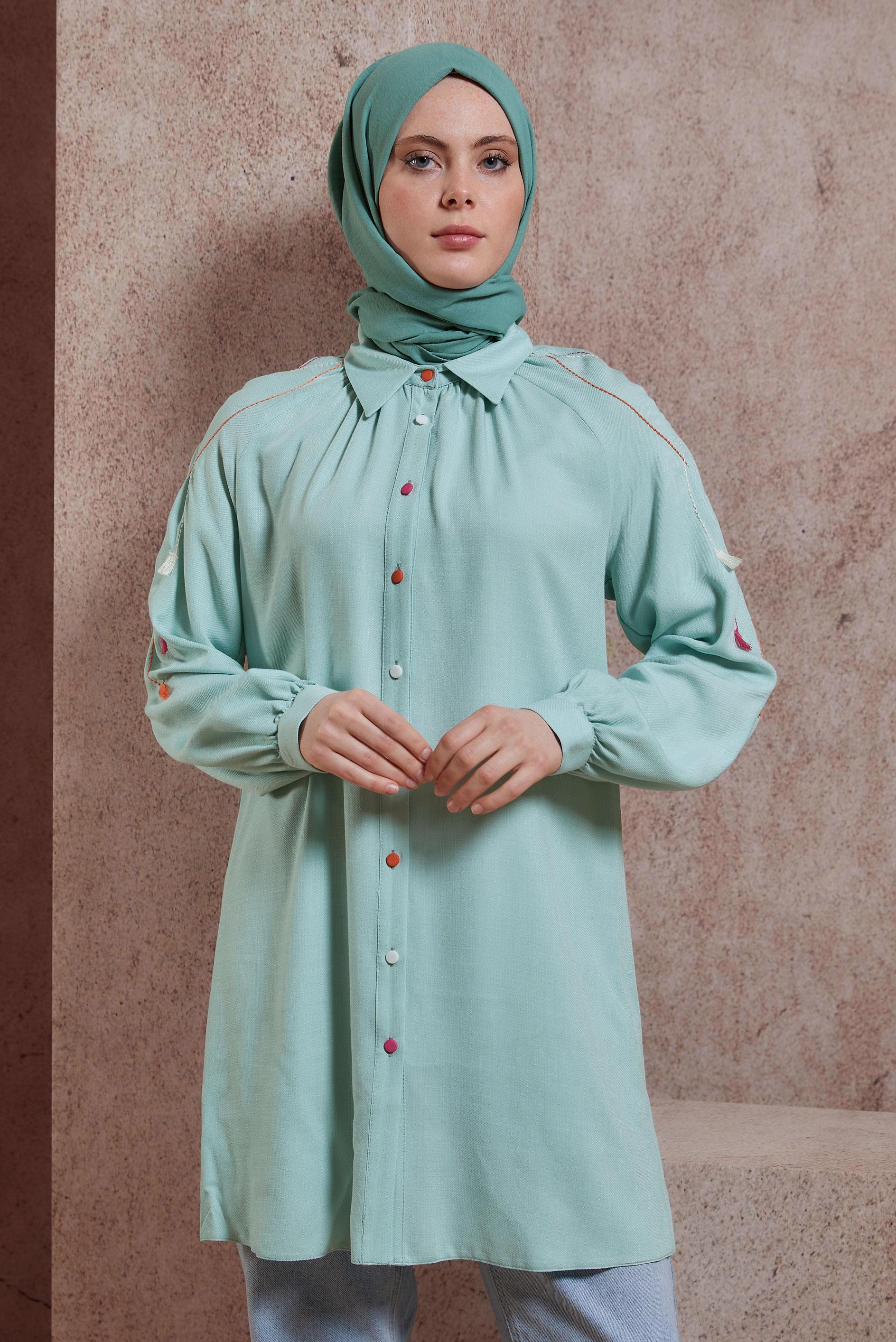 Tesettür giyim YEŞİL PÜSKÜL DETAYLI DÜĞMELİ TUNİK 43913