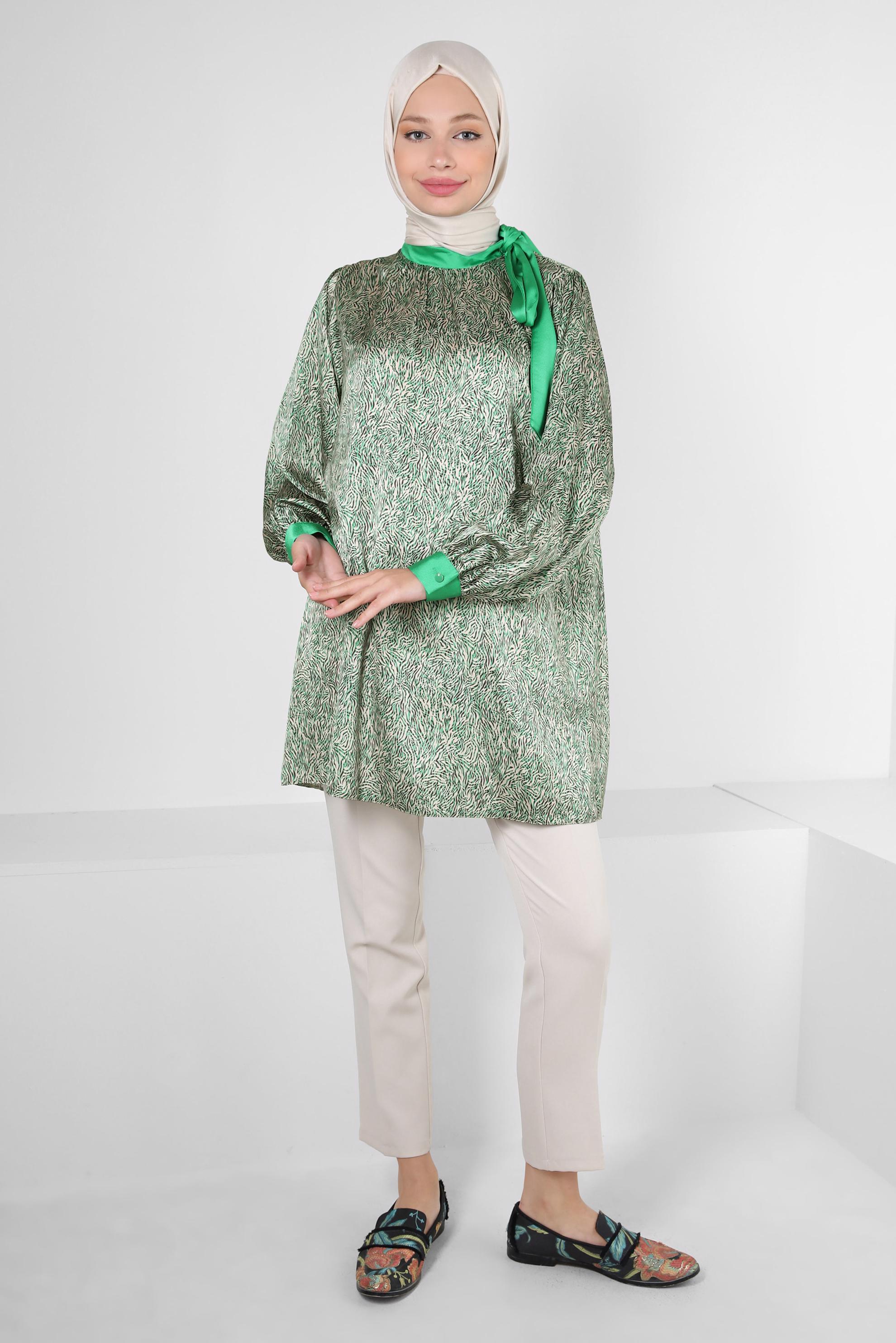 Tesettür giyim YEŞİL DESENLİ YAKASI BAĞLAMA DETAYLI SATEN TUNİK 43934