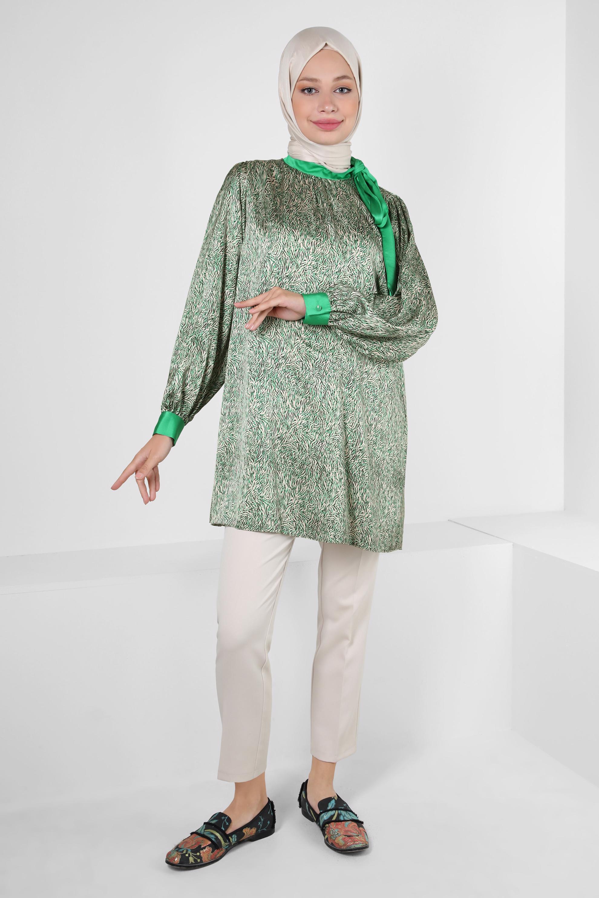 Tesettür giyim YEŞİL DESENLİ YAKASI BAĞLAMA DETAYLI SATEN TUNİK 43934