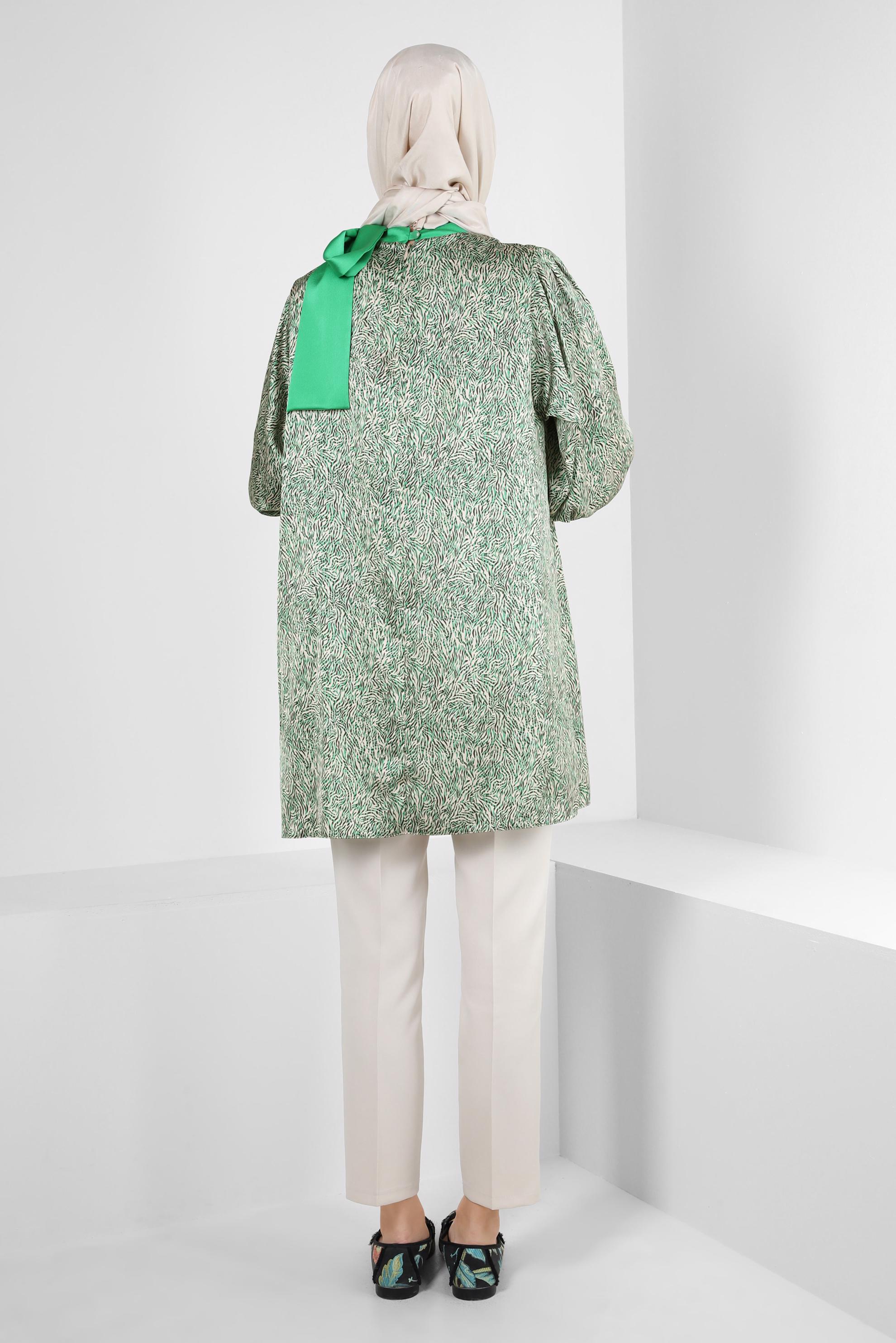 Tesettür giyim YEŞİL DESENLİ YAKASI BAĞLAMA DETAYLI SATEN TUNİK 43934