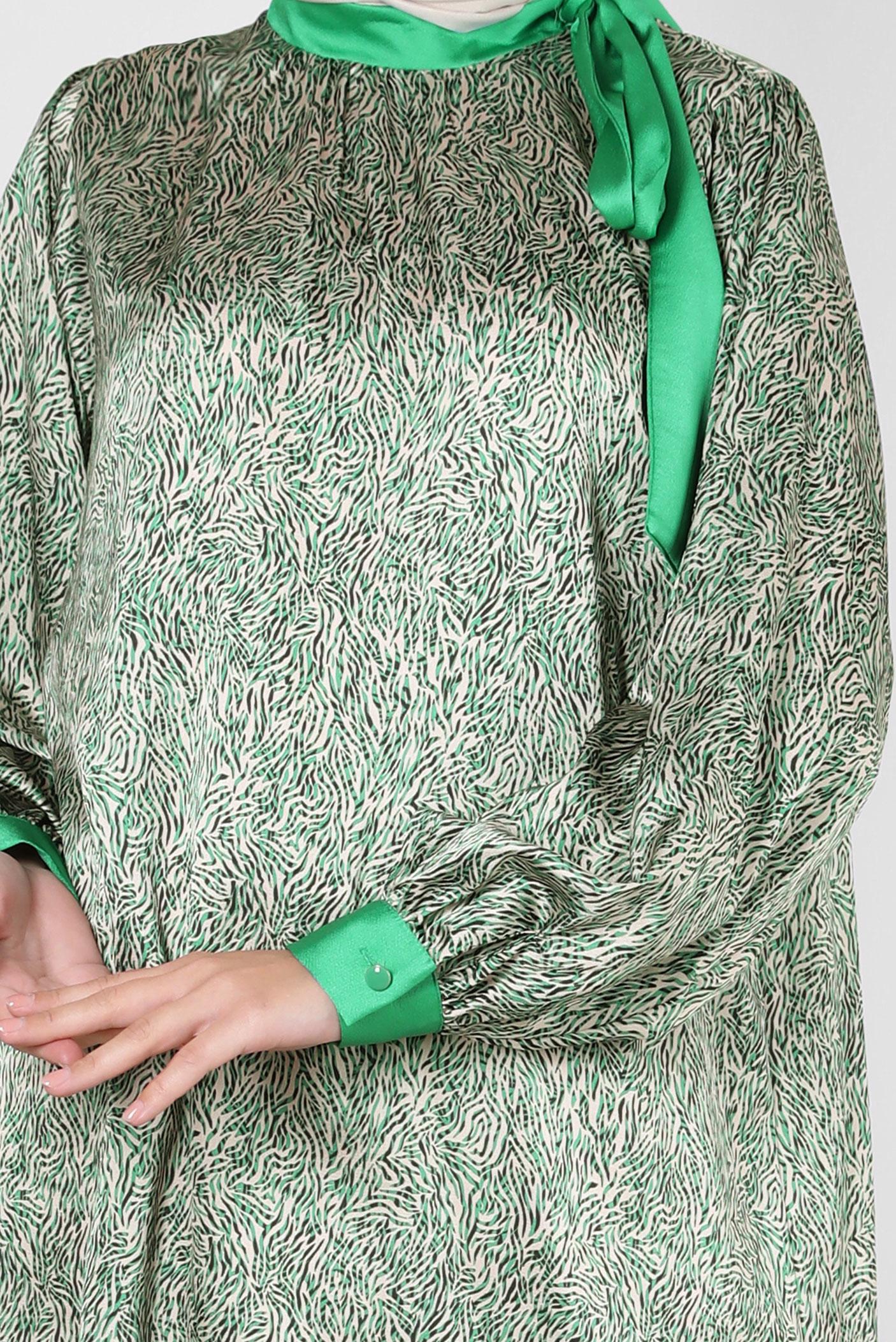 Tesettür giyim YEŞİL DESENLİ YAKASI BAĞLAMA DETAYLI SATEN TUNİK 43934