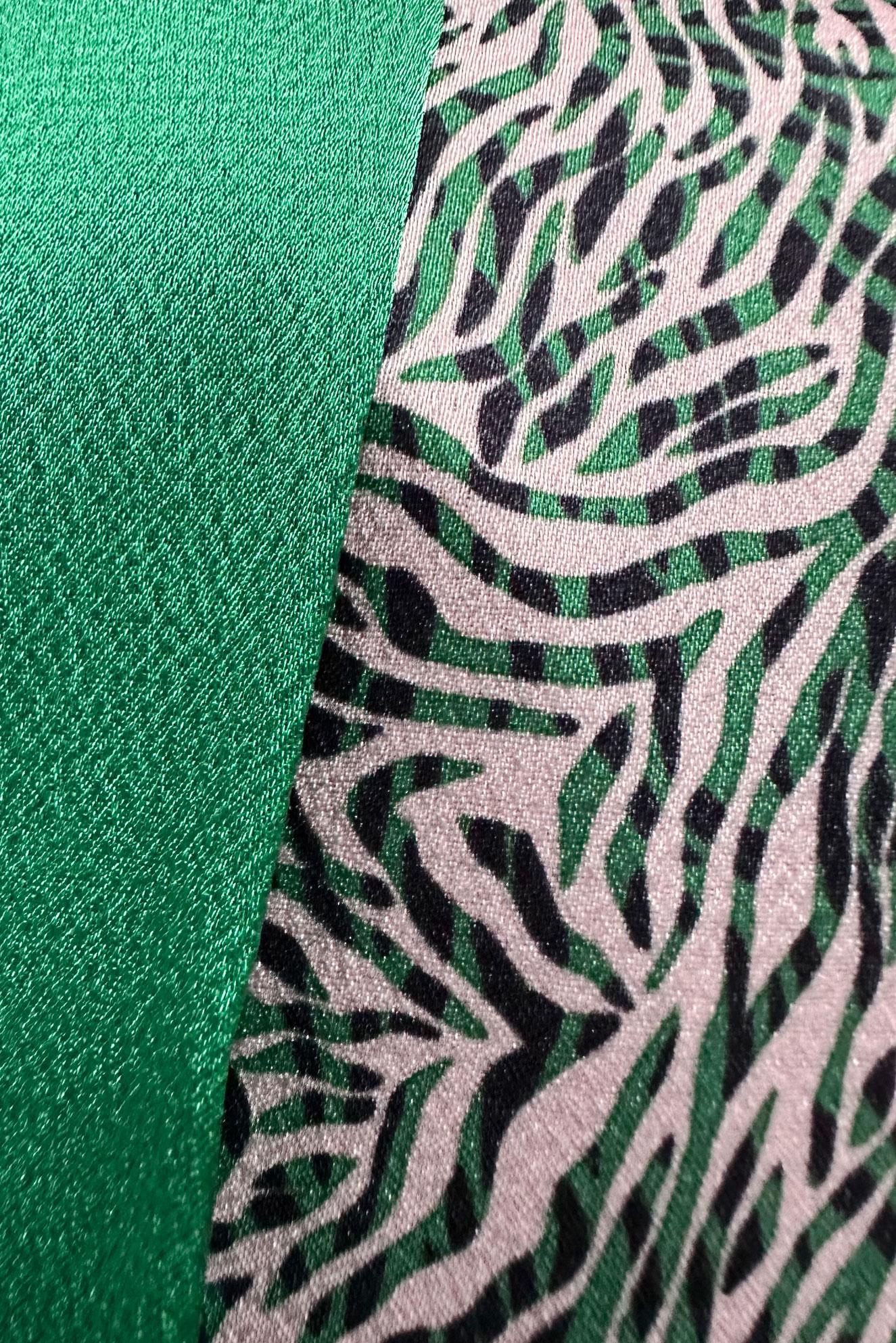 Tesettür giyim YEŞİL DESENLİ YAKASI BAĞLAMA DETAYLI SATEN TUNİK 43934