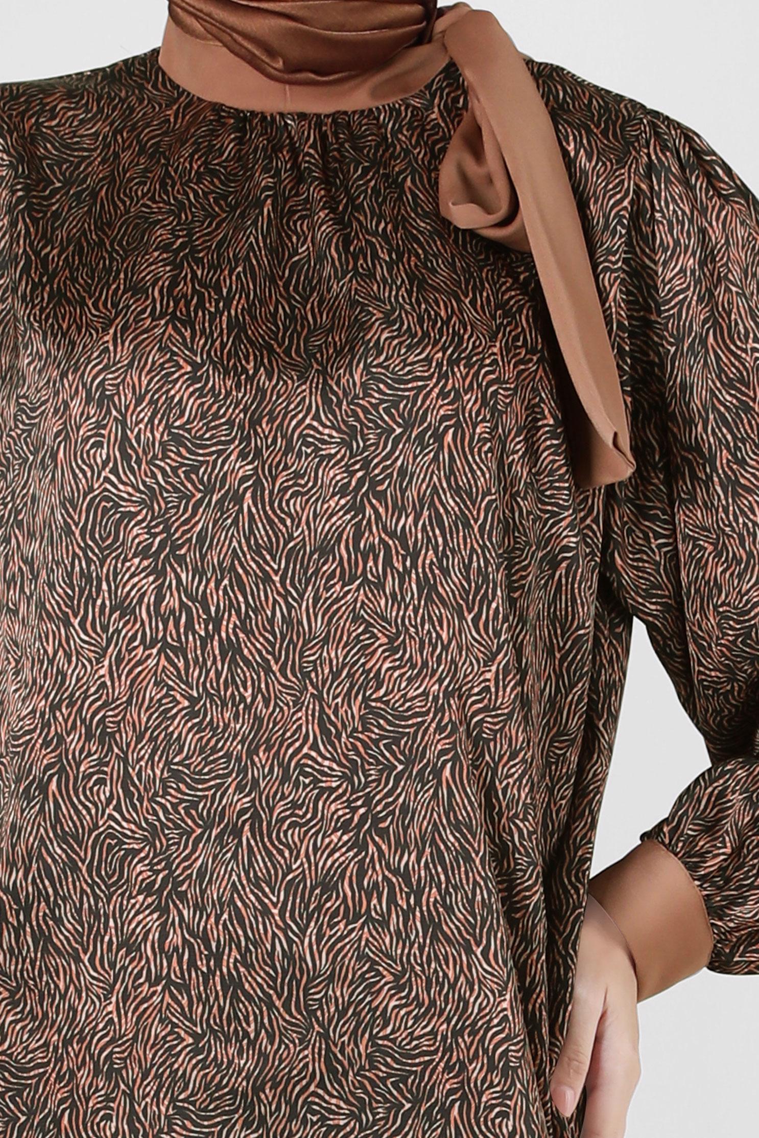 Tesettür giyim TURUNCU DESENLİ YAKASI BAĞLAMA DETAYLI SATEN TUNİK 43934