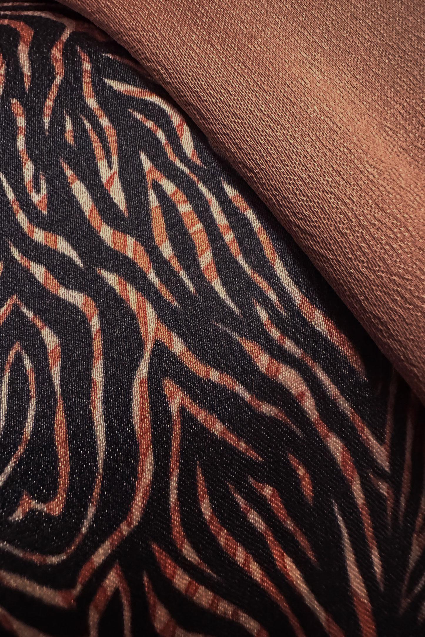 Tesettür giyim TURUNCU DESENLİ YAKASI BAĞLAMA DETAYLI SATEN TUNİK 43934