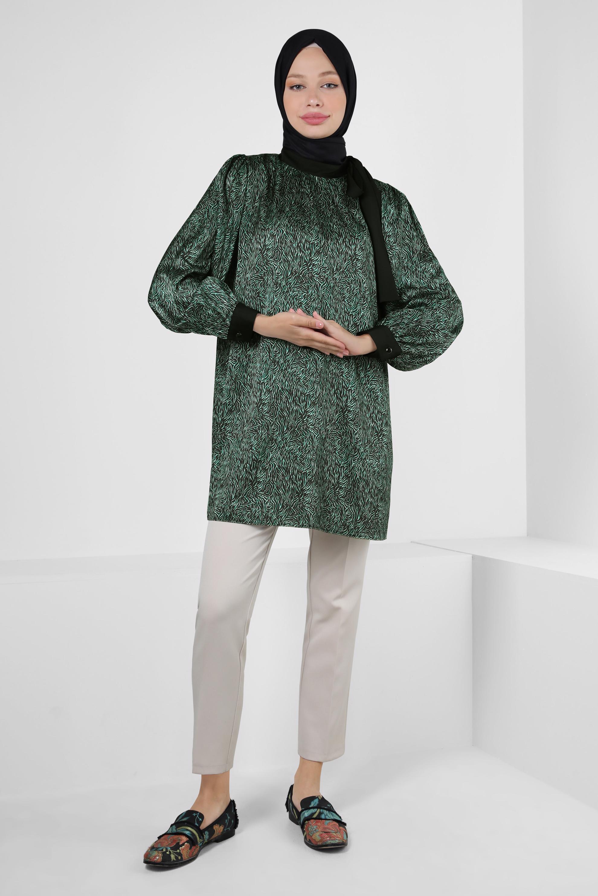 Tesettür giyim YEŞİL DESENLİ YAKASI BAĞLAMA DETAYLI SATEN TUNİK 43934