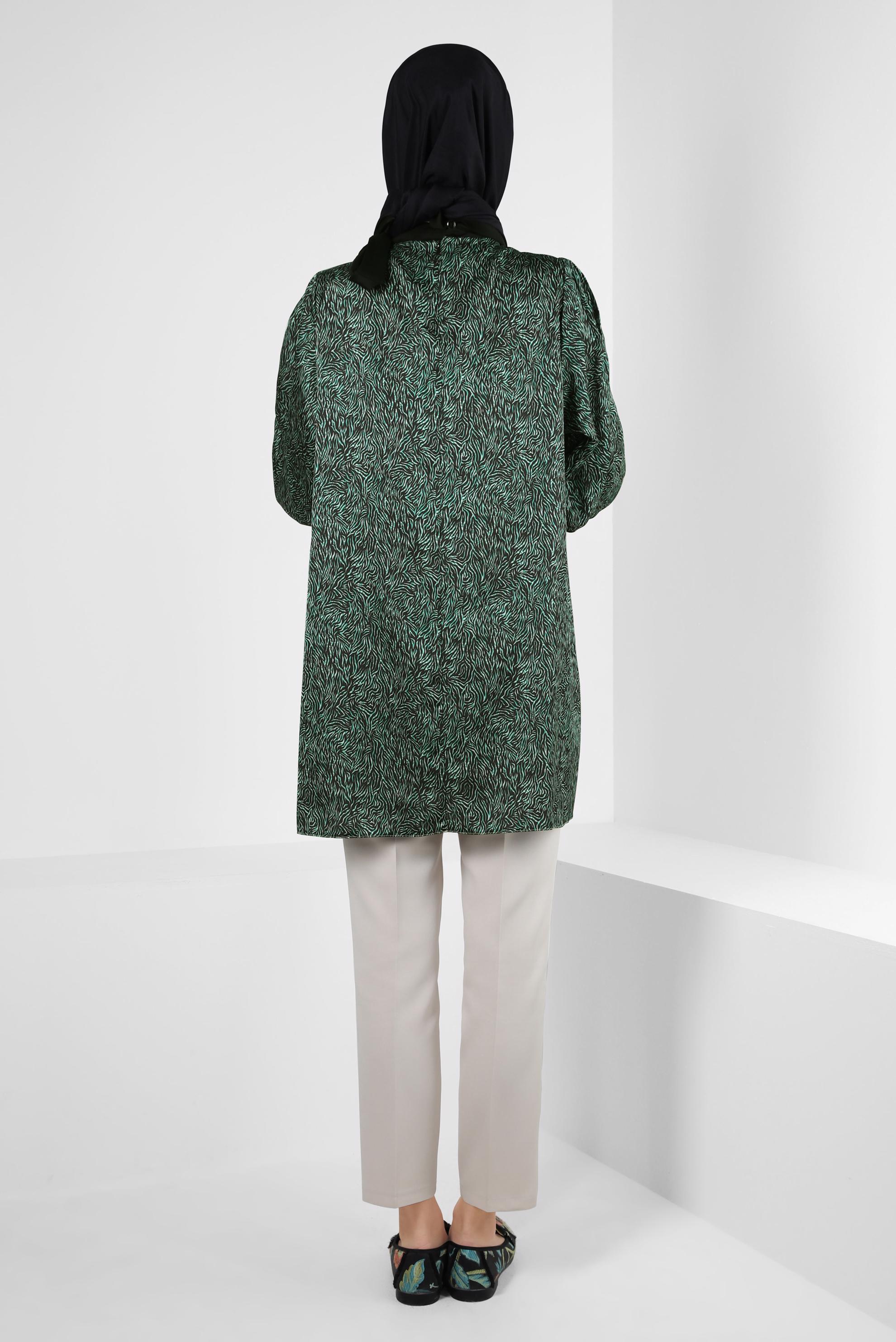 Tesettür giyim YEŞİL DESENLİ YAKASI BAĞLAMA DETAYLI SATEN TUNİK 43934