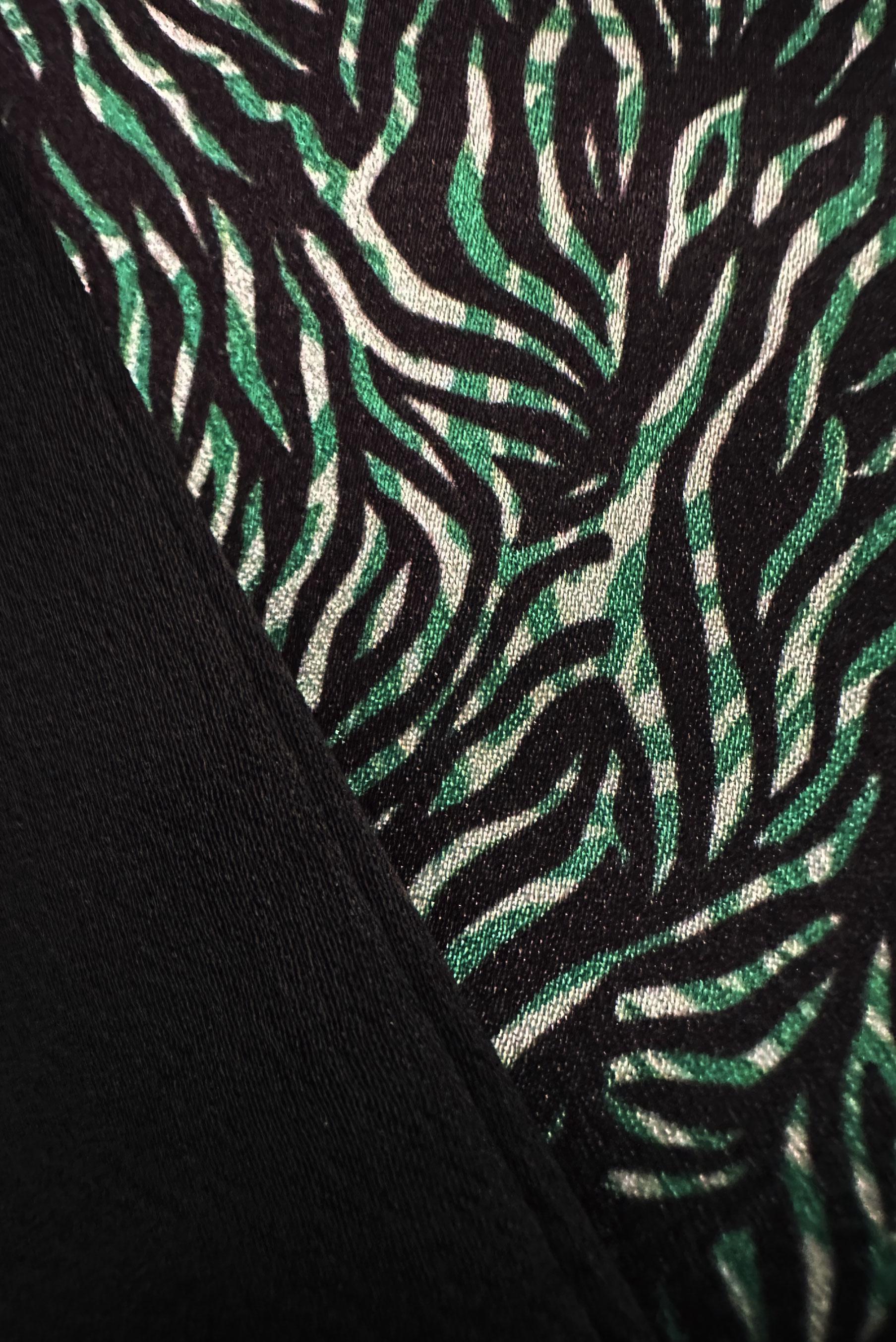 Tesettür giyim YEŞİL DESENLİ YAKASI BAĞLAMA DETAYLI SATEN TUNİK 43934