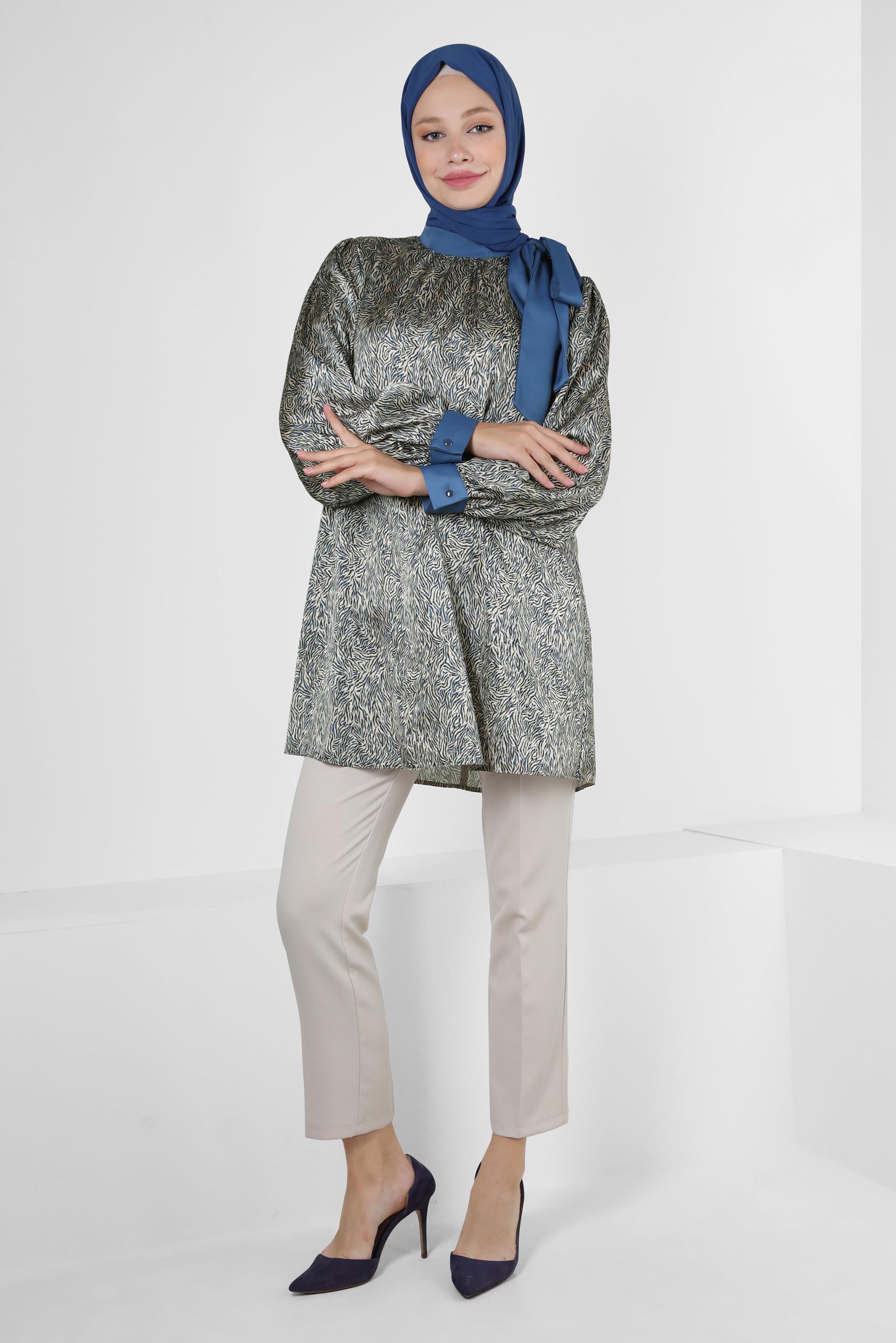 Tesettür giyim LACİVERT DESENLİ YAKASI BAĞLAMA DETAYLI SATEN TUNİK 43934