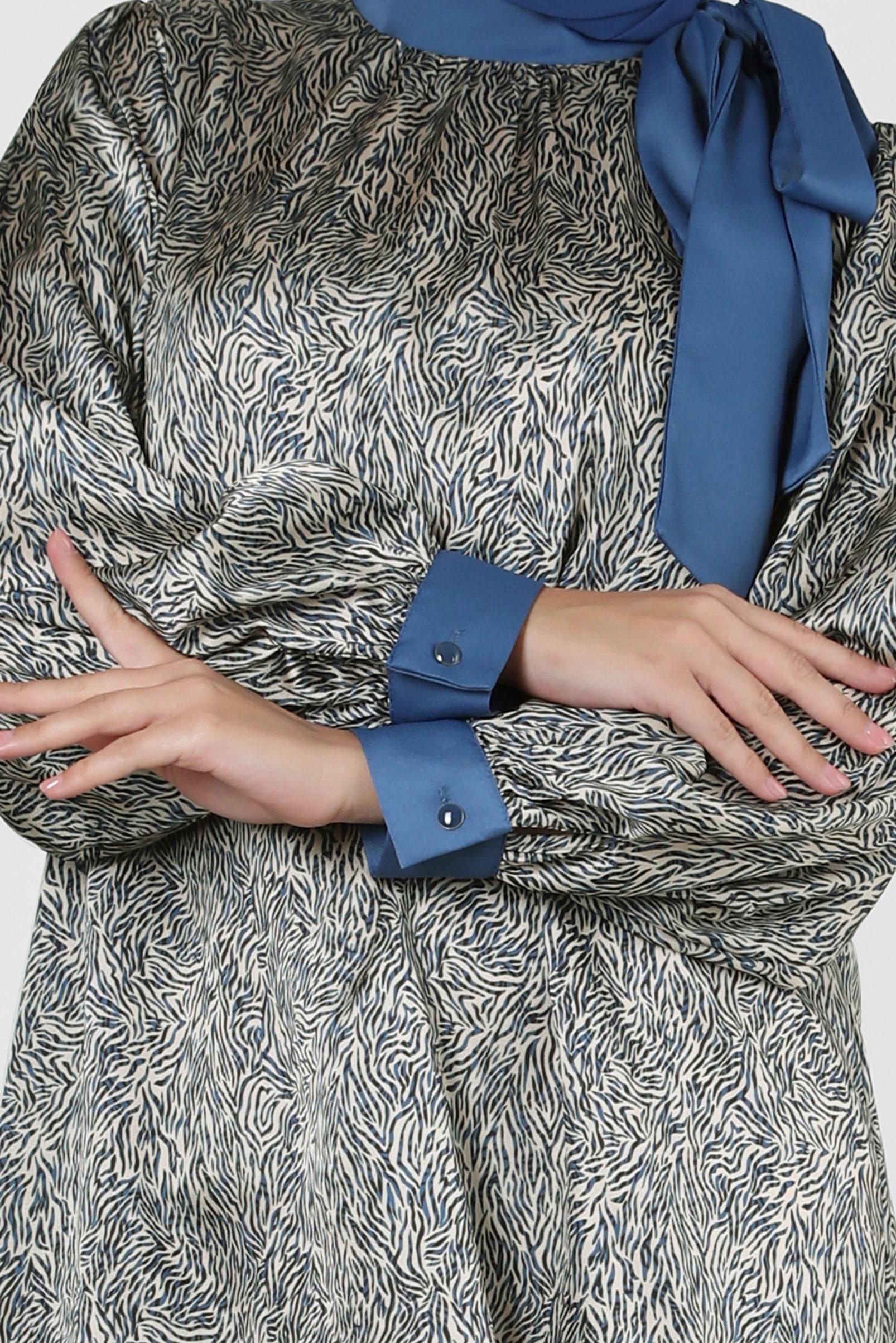 Tesettür giyim LACİVERT DESENLİ YAKASI BAĞLAMA DETAYLI SATEN TUNİK 43934