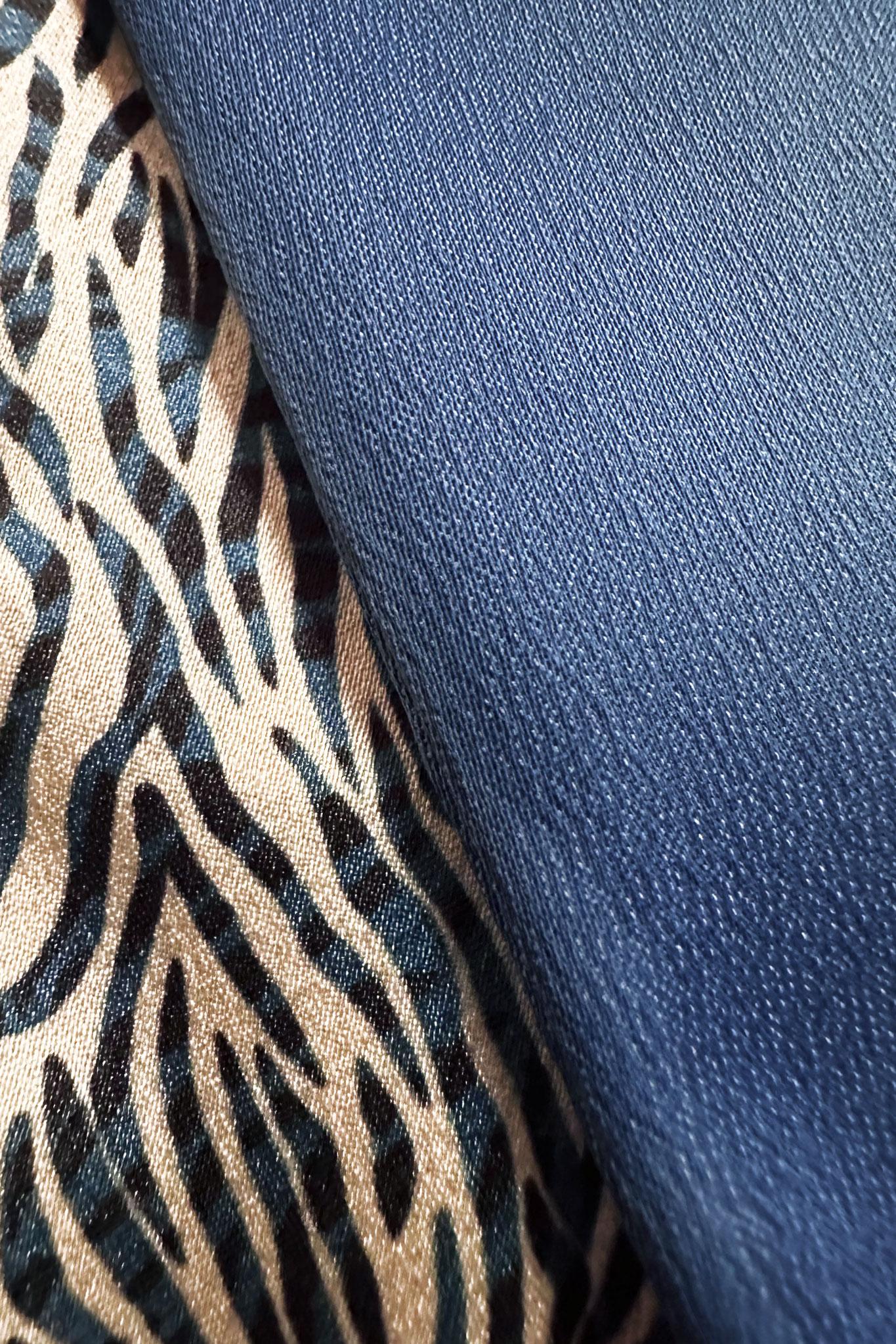 Tesettür giyim LACİVERT DESENLİ YAKASI BAĞLAMA DETAYLI SATEN TUNİK 43934