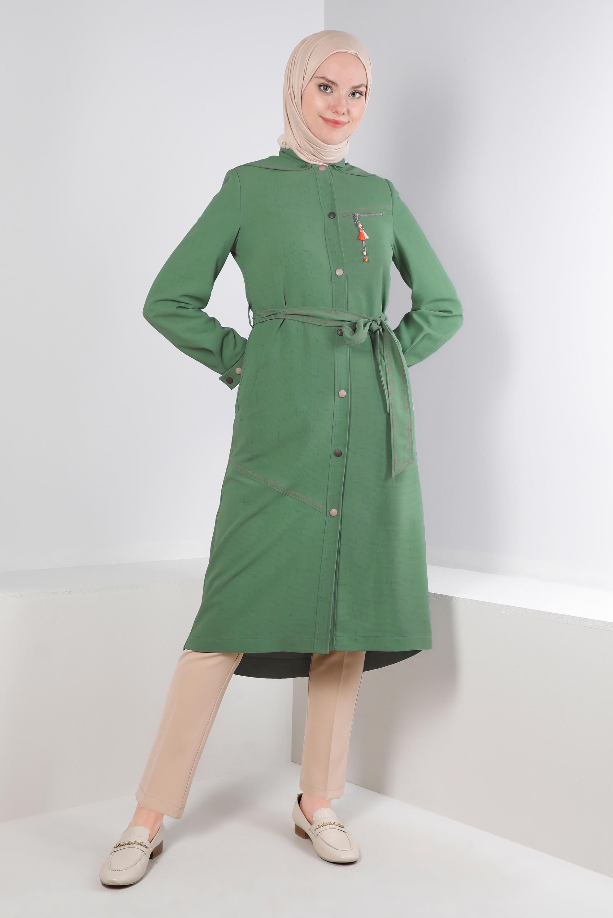 Tesettür giyim YEŞİL ÇIKARILABİLİR KAPÜŞONLU KUŞAKLI TRENÇKOT 10708