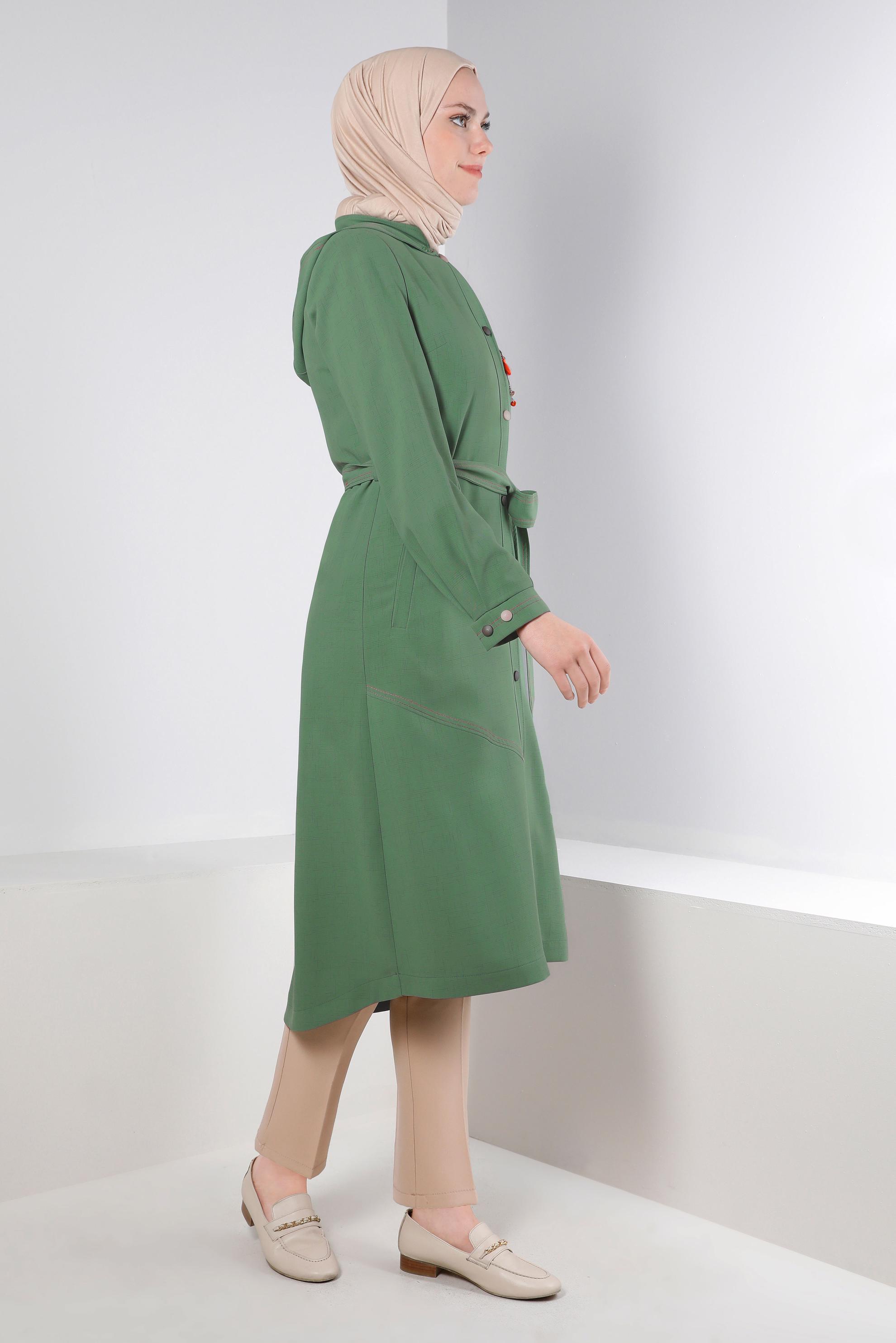 Tesettür giyim YEŞİL ÇIKARILABİLİR KAPÜŞONLU KUŞAKLI TRENÇKOT 10708