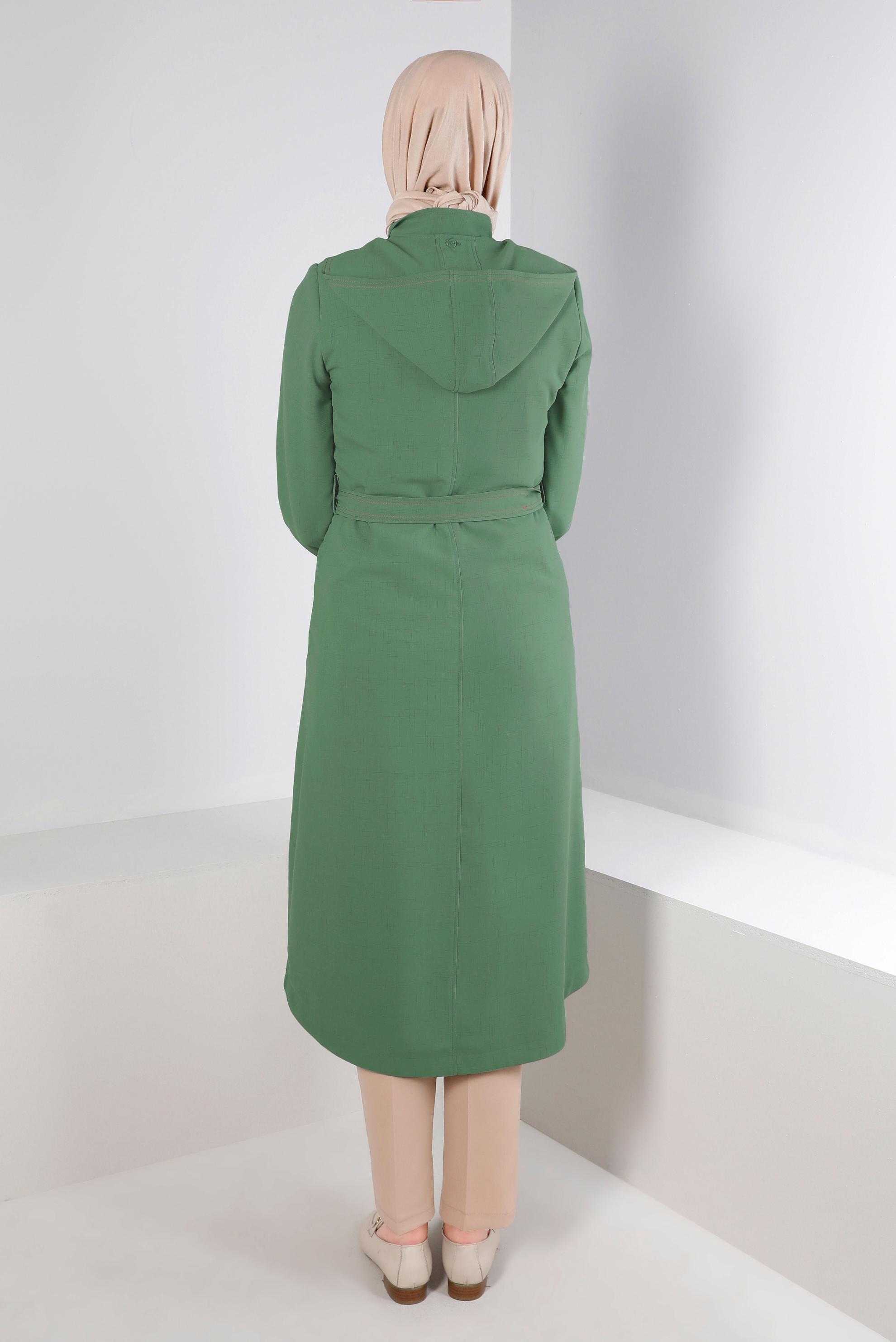 Tesettür giyim YEŞİL ÇIKARILABİLİR KAPÜŞONLU KUŞAKLI TRENÇKOT 10708