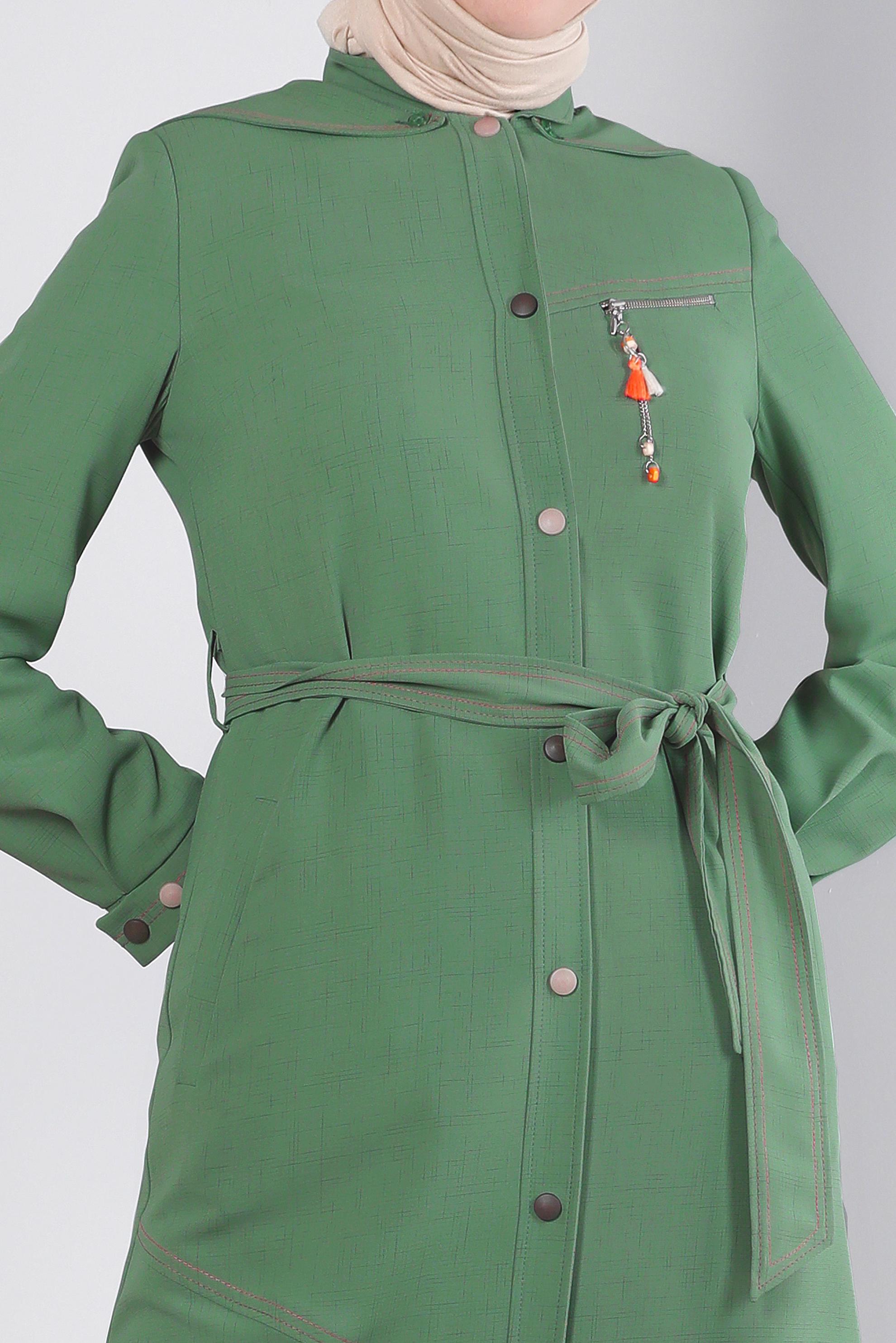 Tesettür giyim YEŞİL ÇIKARILABİLİR KAPÜŞONLU KUŞAKLI TRENÇKOT 10708