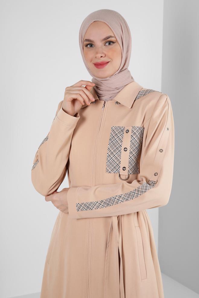 Tesettür giyim BEJ KAPÜŞONLU KUŞGÖZÜ DETAYLI TRENÇKOT 10710 - ALVİNA