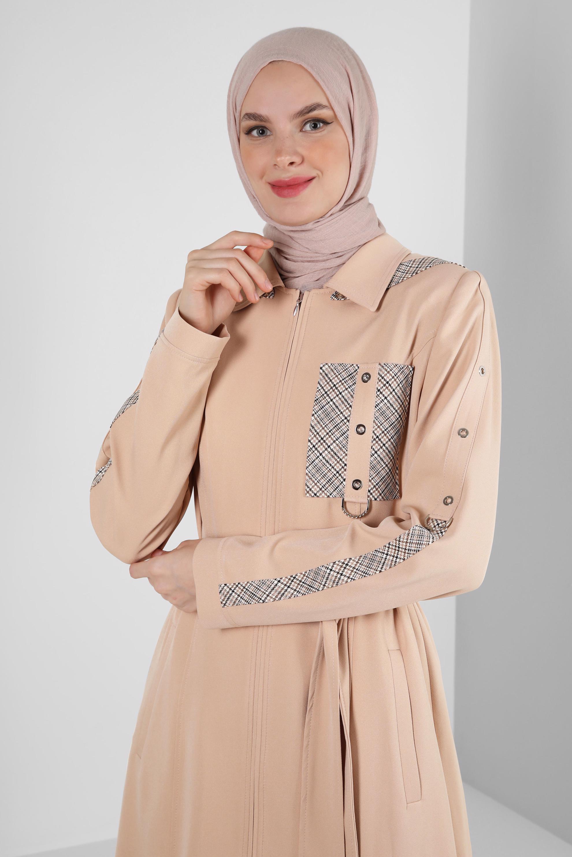 Tesettür giyim BEJ KAPÜŞONLU KUŞGÖZÜ DETAYLI TRENÇKOT 10710