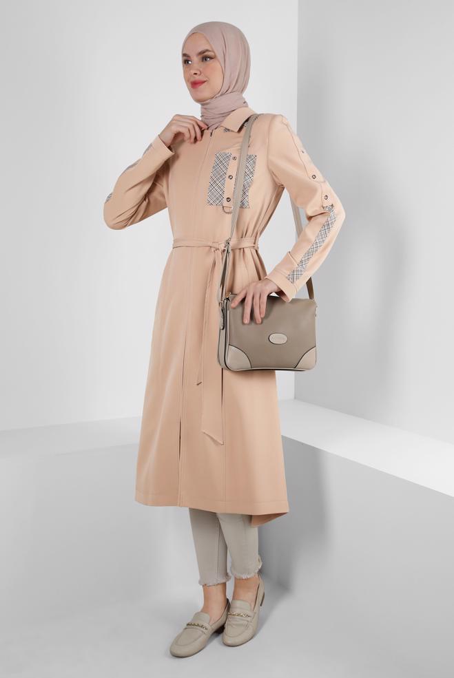 Tesettür giyim BEJ KAPÜŞONLU KUŞGÖZÜ DETAYLI TRENÇKOT 10710 - ALVİNA