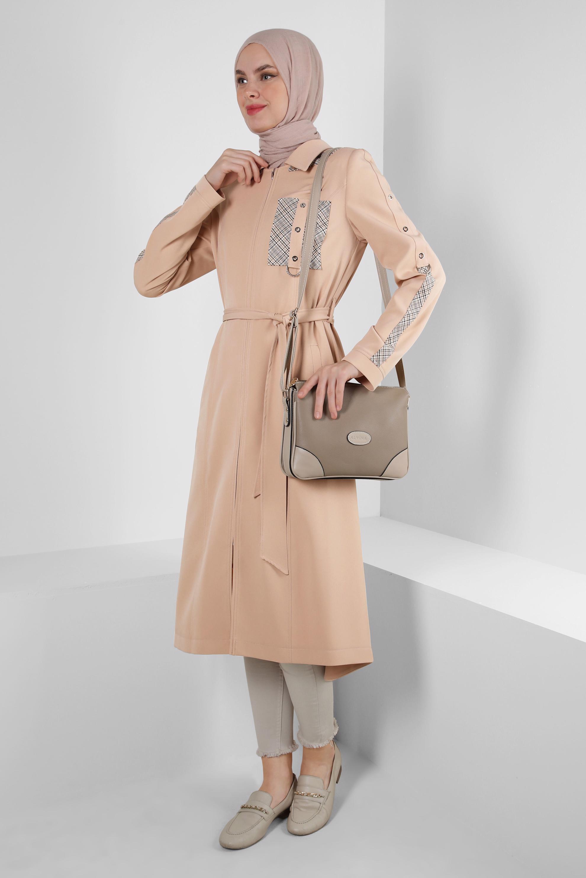 Tesettür giyim BEJ KAPÜŞONLU KUŞGÖZÜ DETAYLI TRENÇKOT 10710